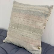 Coussin artisanal en toile ancienne style Kilim