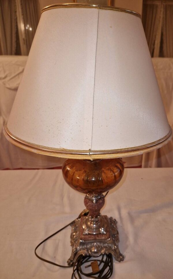 Lampe de bureau sur pied de lampe à pétrole