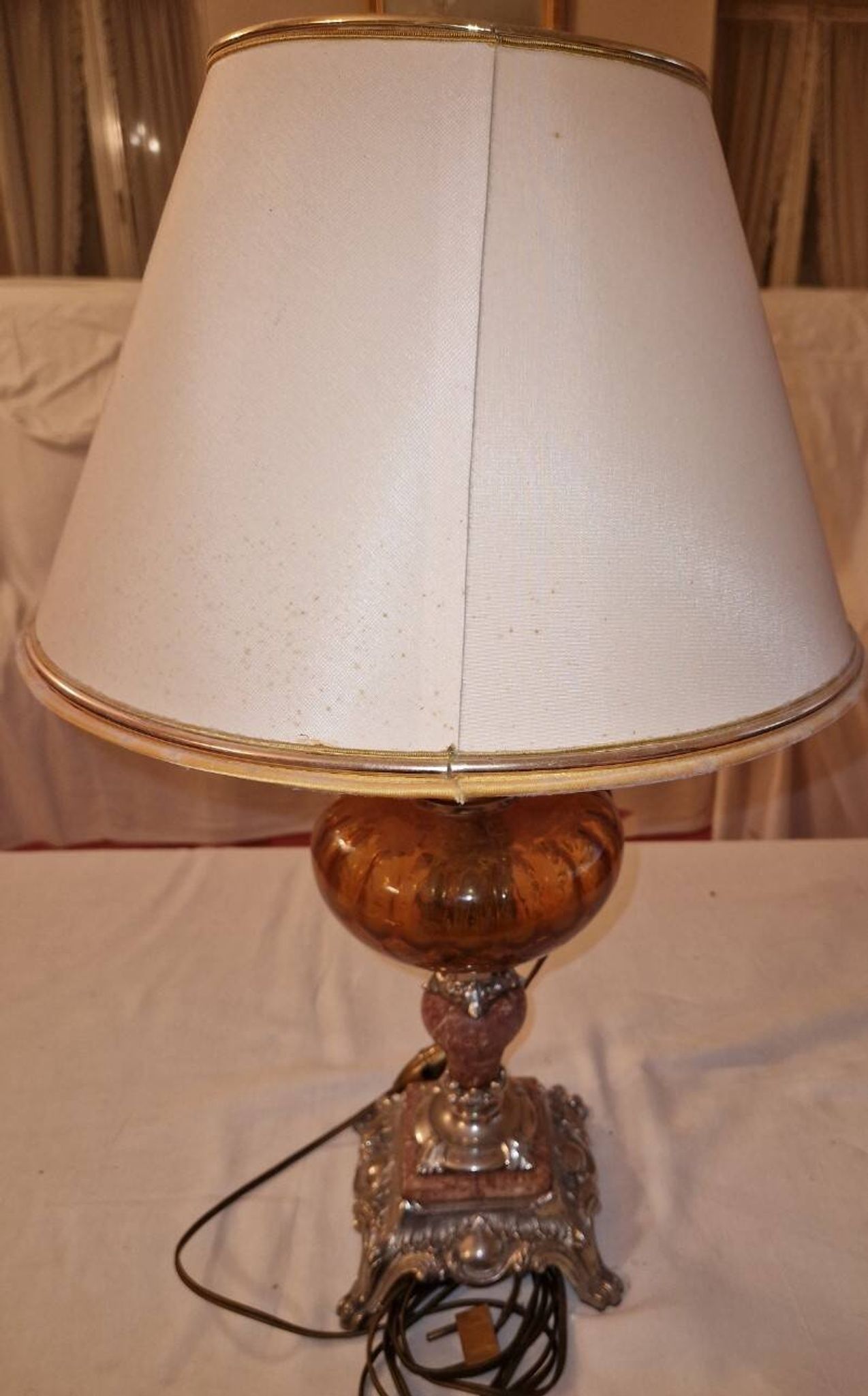 Lampe de bureau sur pied de lampe à pétrole
