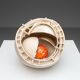 Sculpture en céramique abstraite avec un noyau orange.