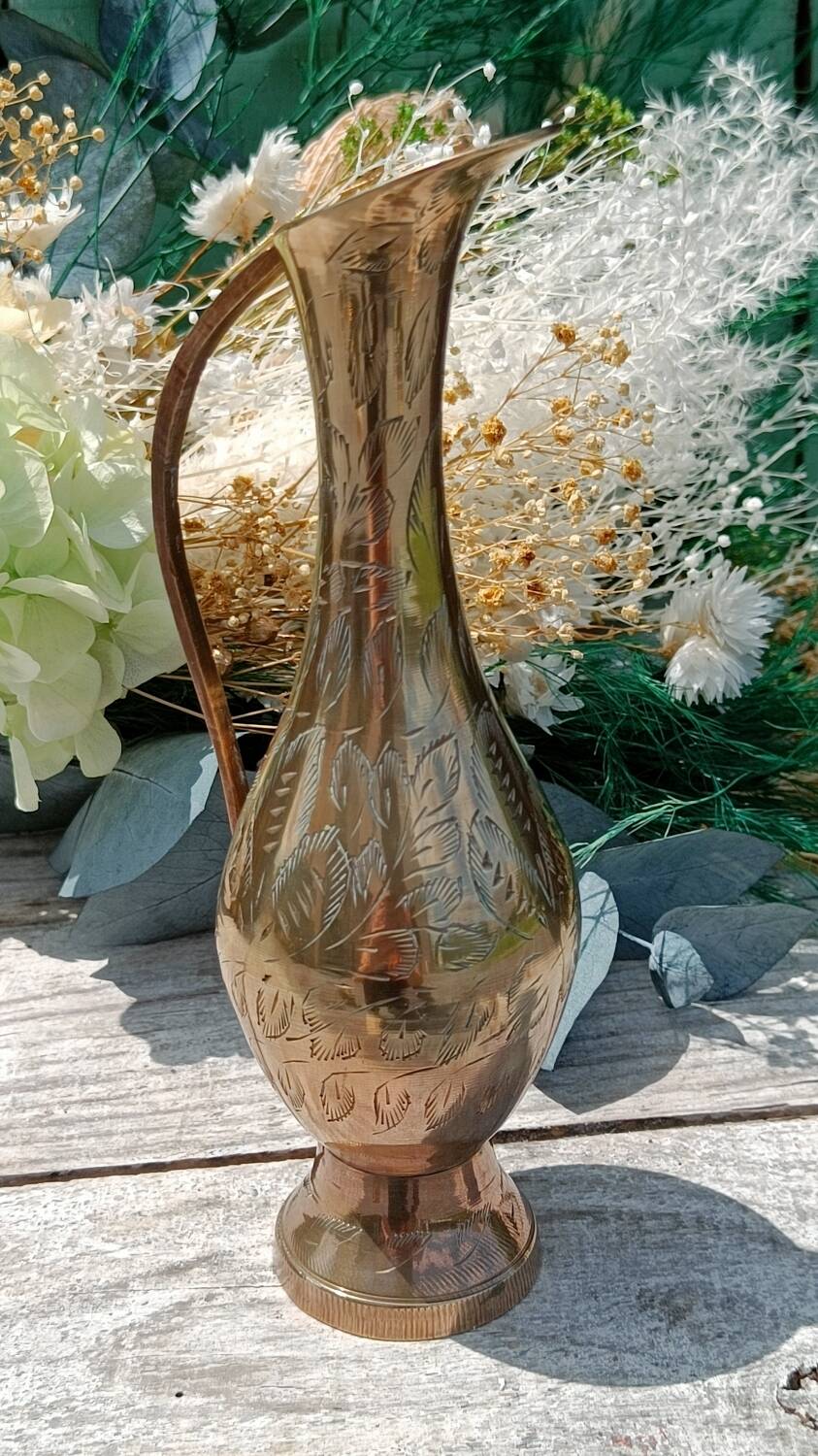 Carafe vase in chiseled brass