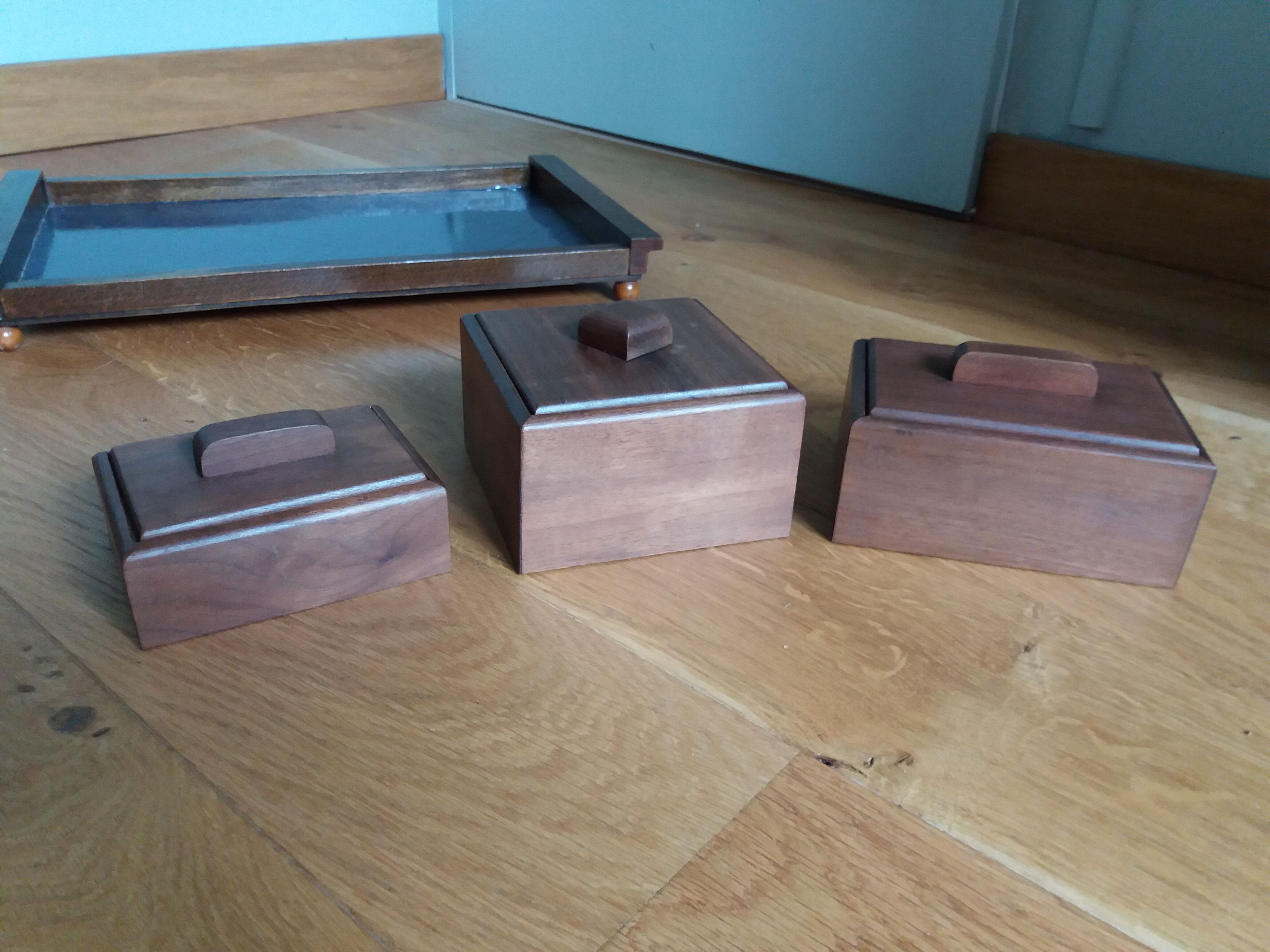 Ensemble de 3 boites en bois sur plateau set de bureau ou de fumeur