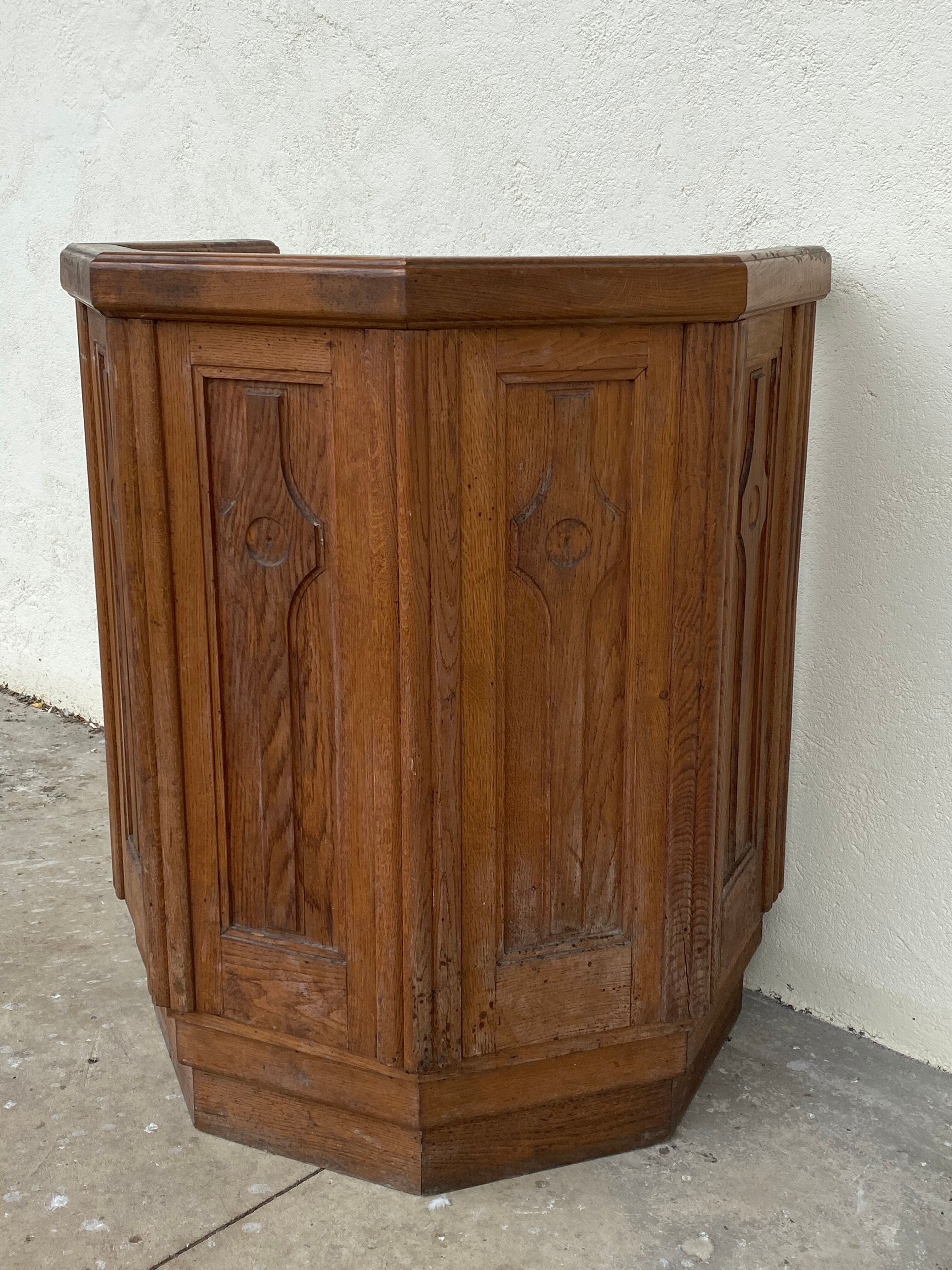 Chaire d'eglise en bois