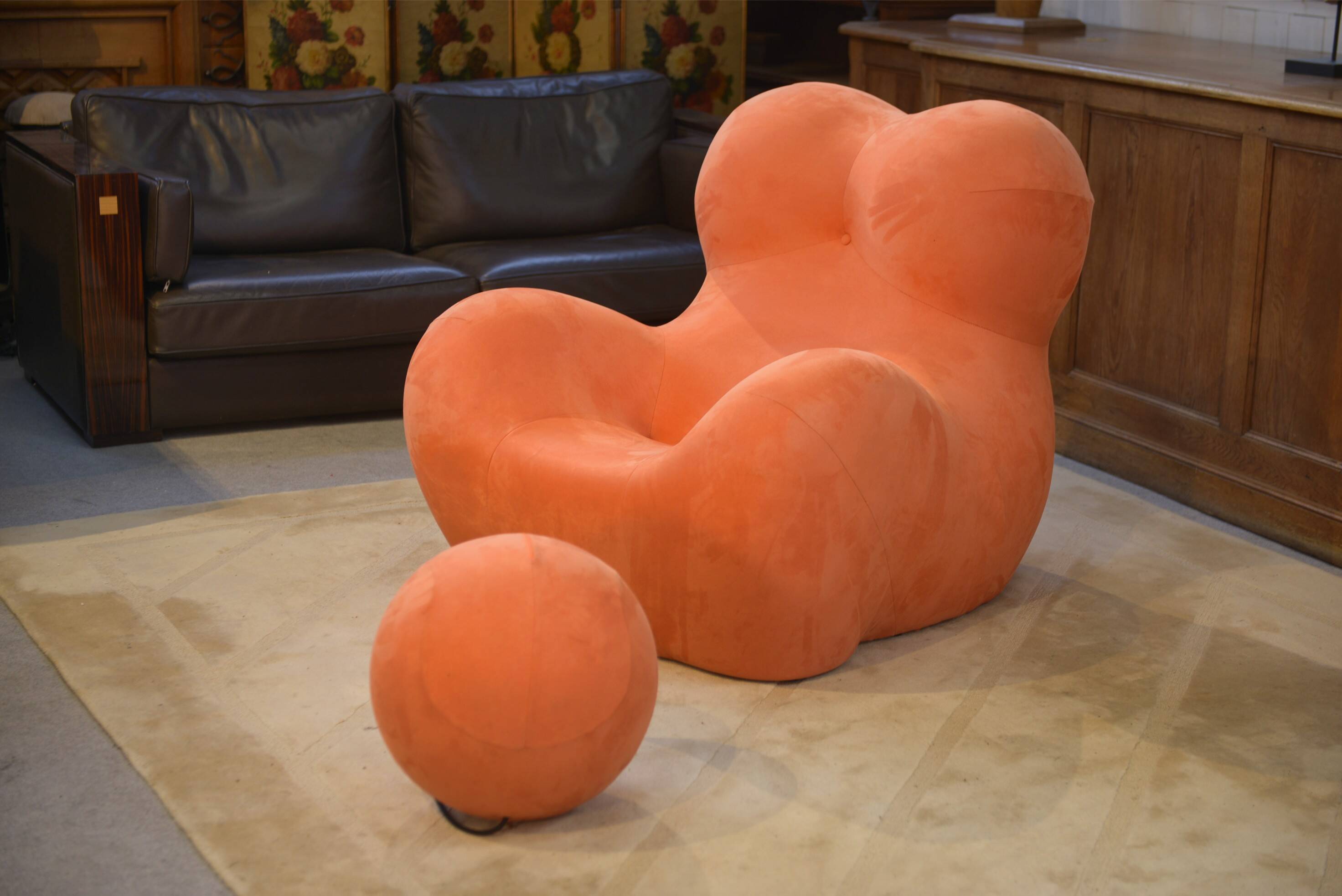 "Mamma" armchair with footrest by Gaetano Pesce