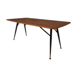 Table à manger en bois de teck et pieds en métal peint.