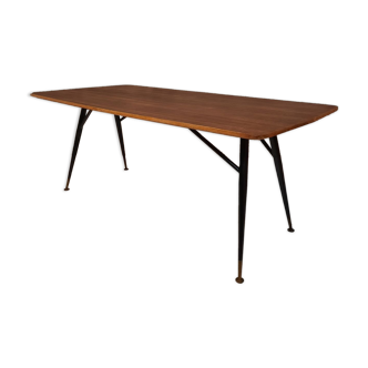 Dining table in teak wood and feet in painted metal.