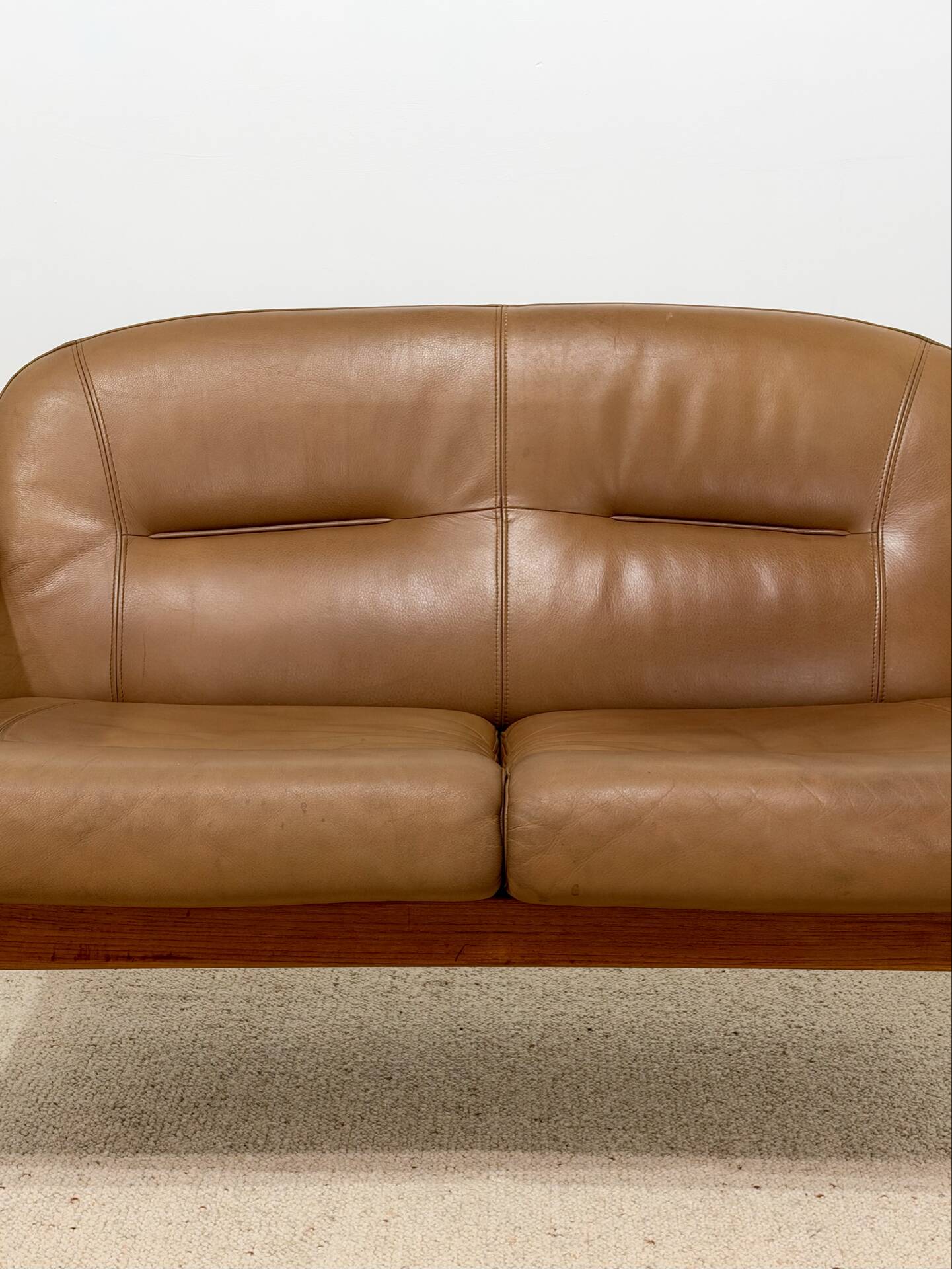 vintage camel leather and wood 2-seater sofa – 1970s
