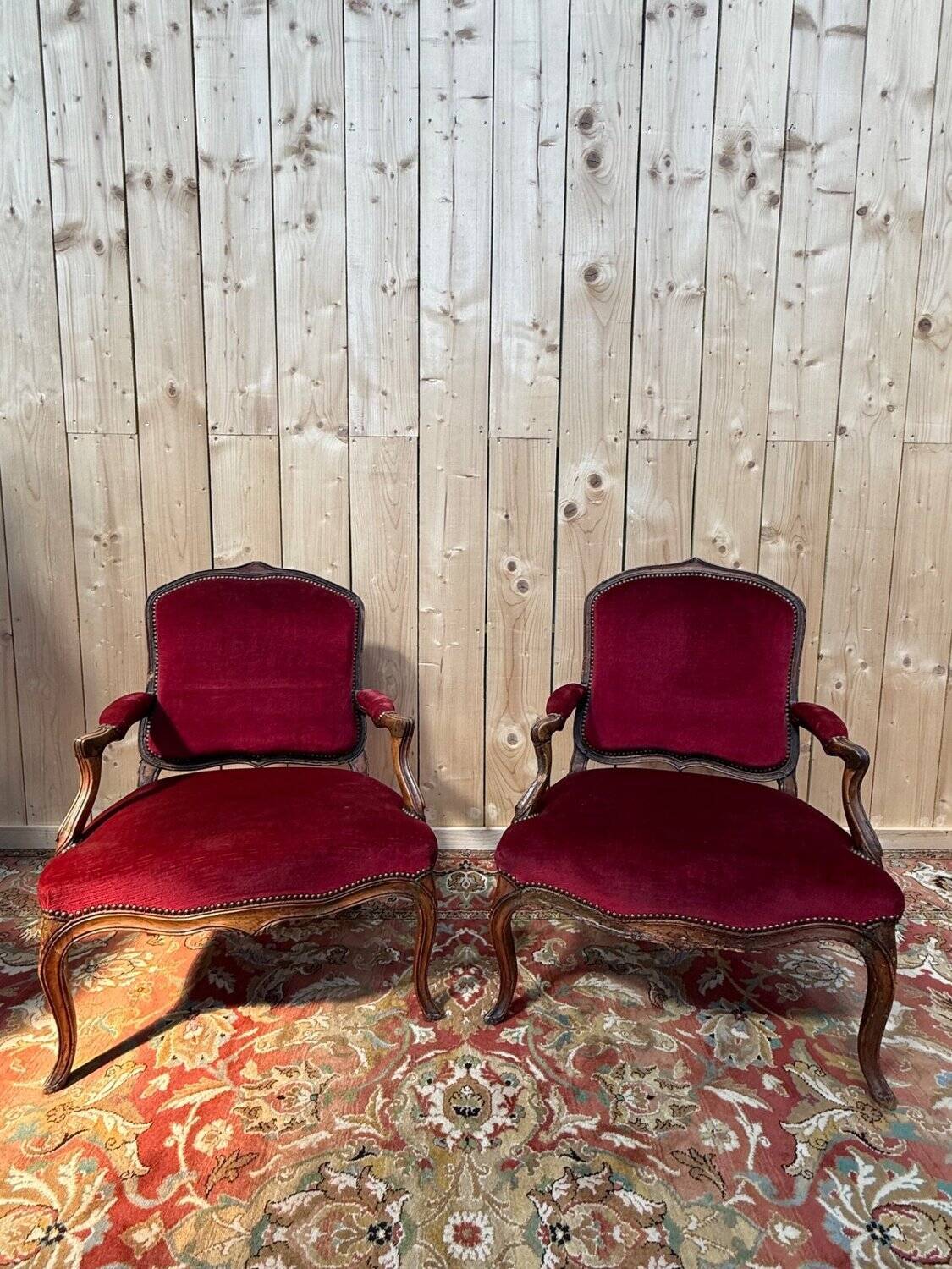 Pair of armchairs from the Louis XV period – Carved wood, burgundy velvet