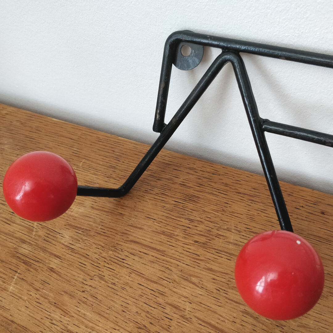 Door coats vintage 4 pateres red balls