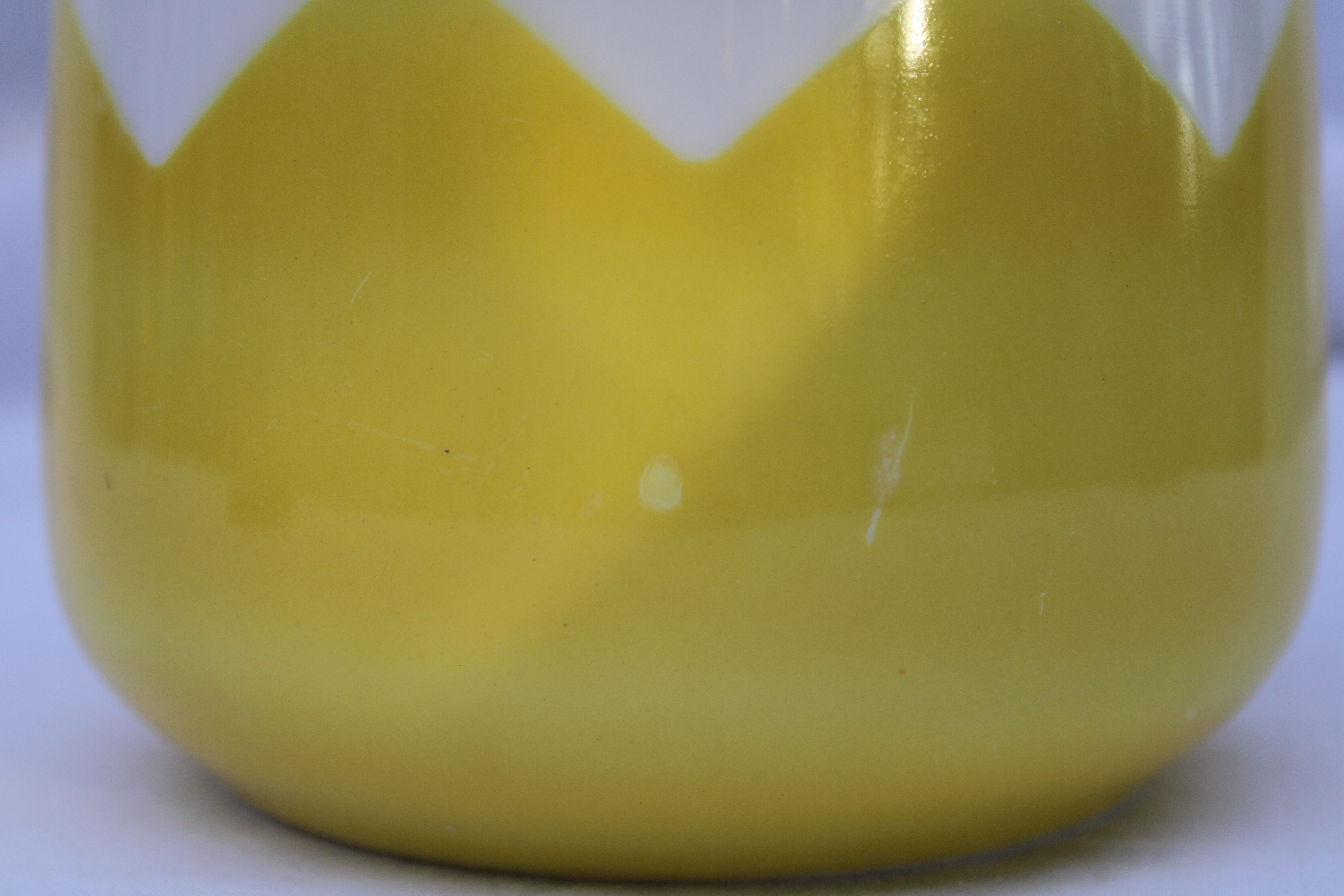 Ancien seau à glace opaline blanche et jaune