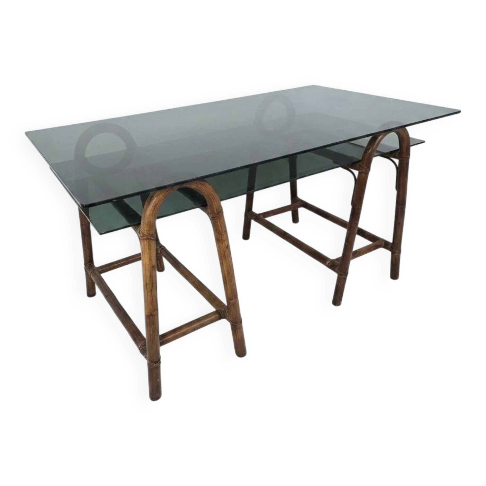 Bureau en rotin double plateau en verre fumé, années 70.