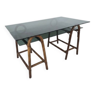 Bureau en rotin double plateau en verre fumé, années 70.
