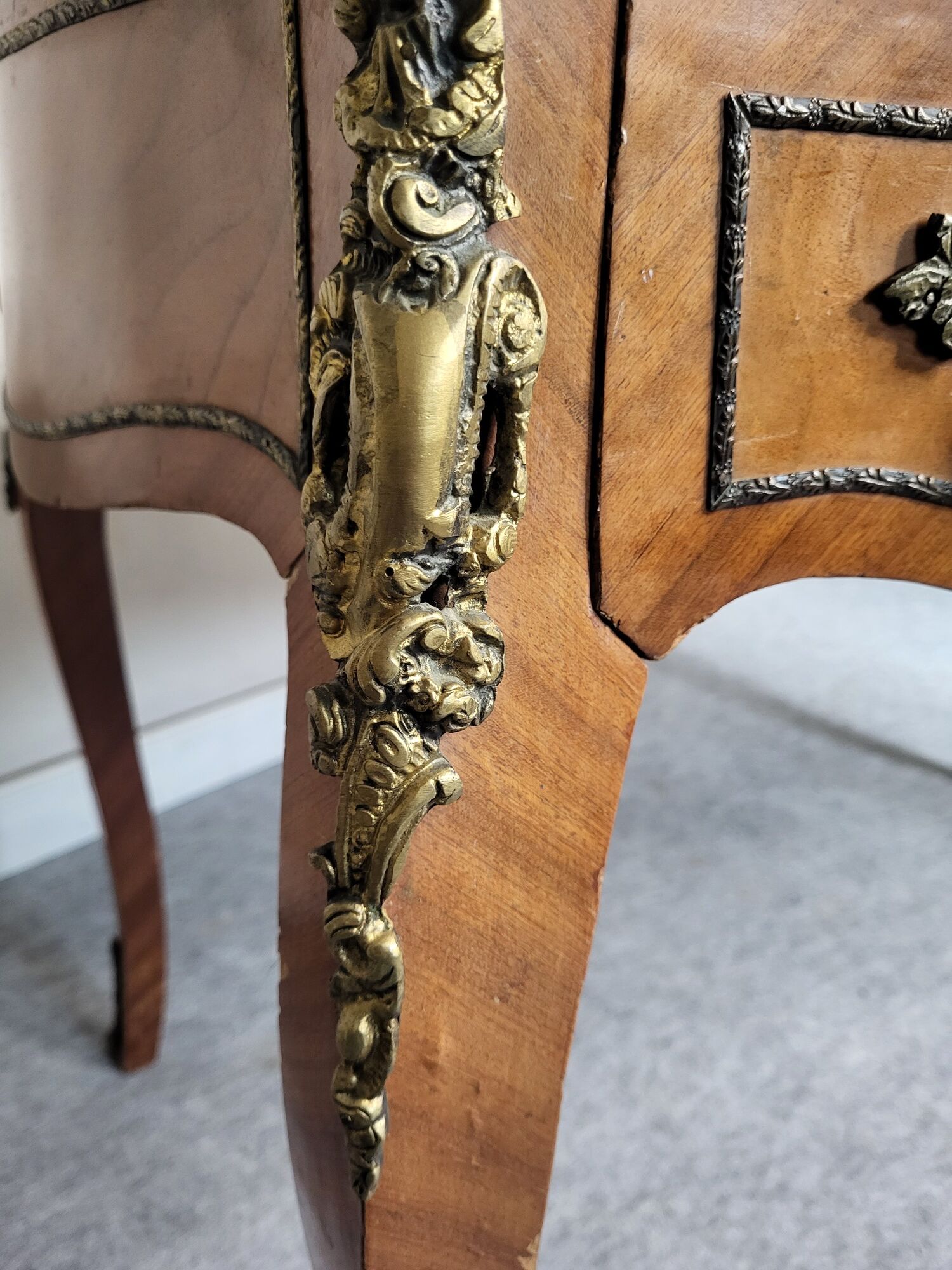 Bureau en marqueterie de bois Style Louis XV époque XIXeme