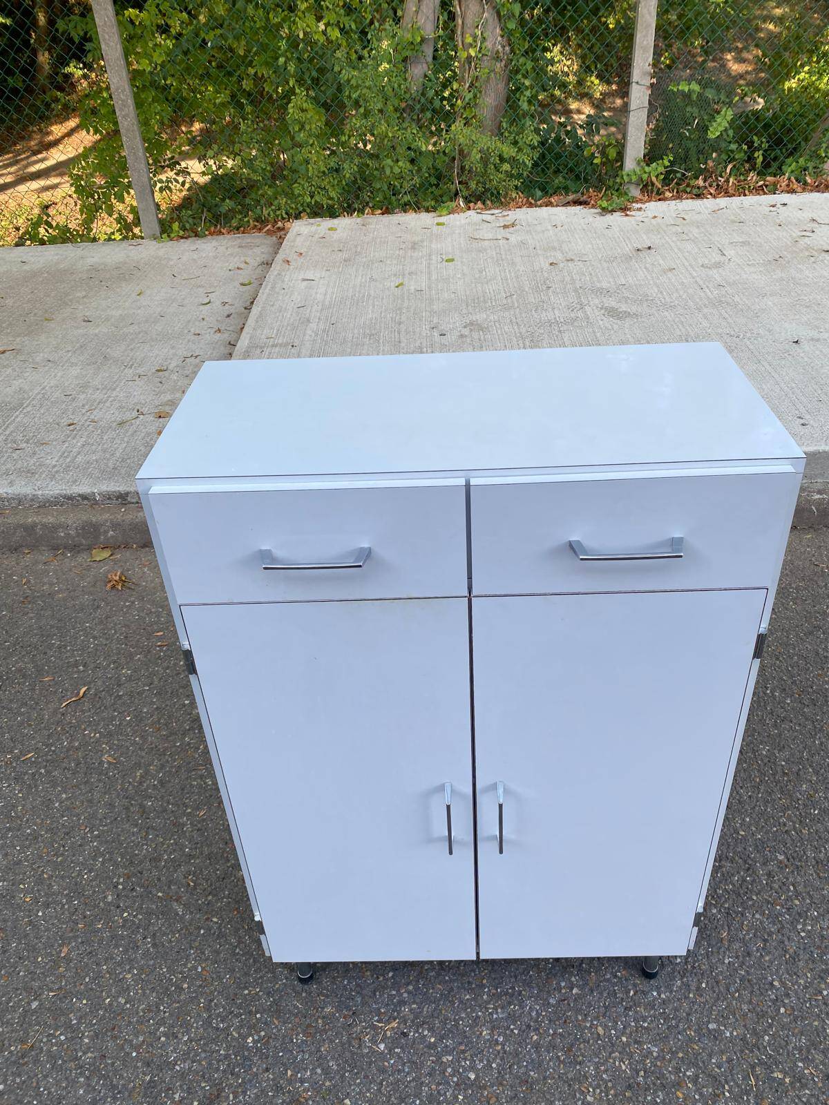 Vintage white wooden bathroom furniture — Chrome legs 70s design