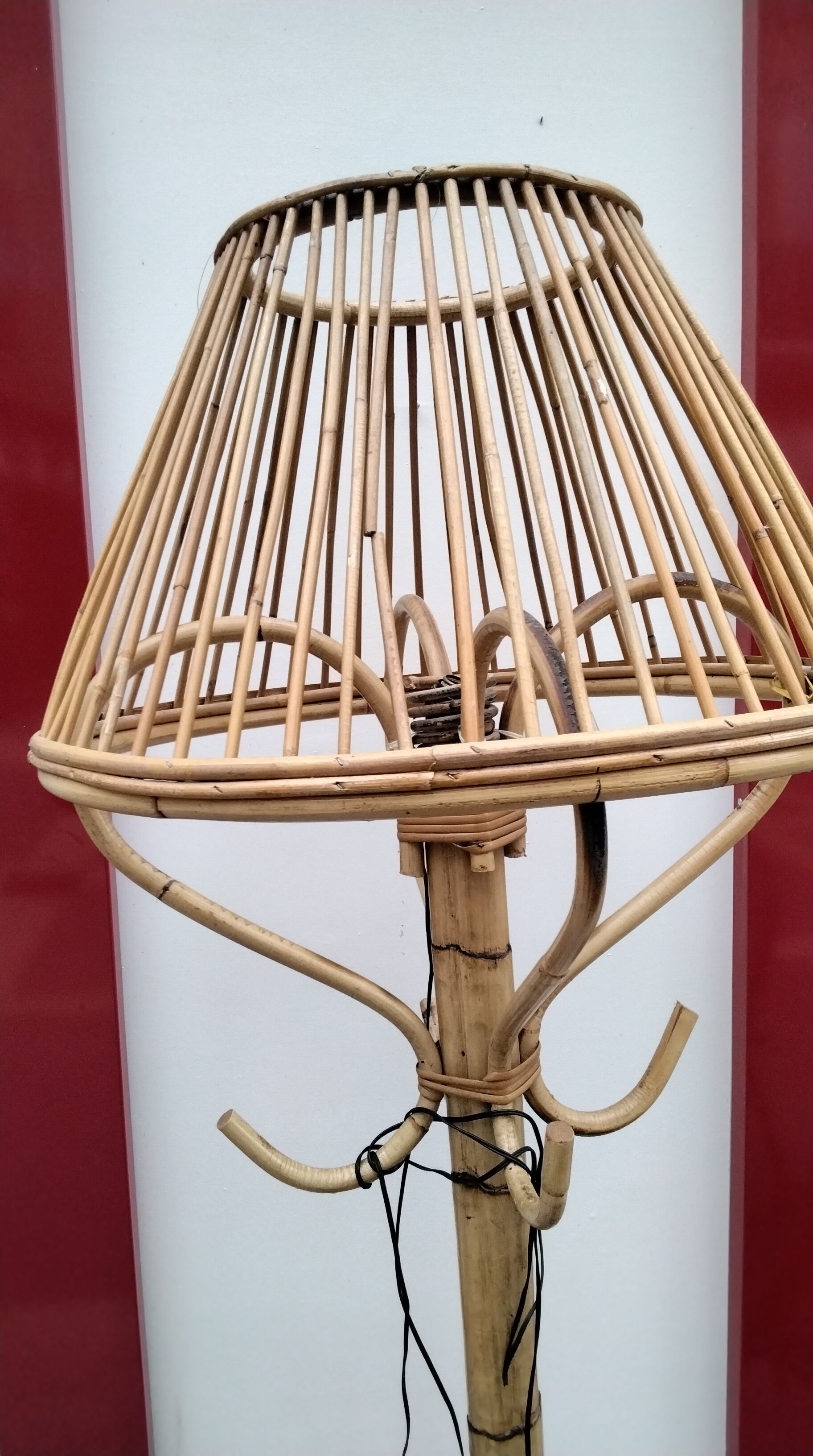 Floor lamp with vintage rattan coat rack