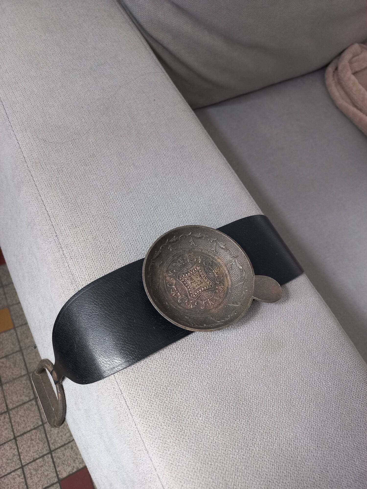Cendrier vintage pour accoudoir, en cuir et métal, pièce ancienne