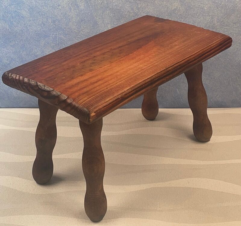 Lace bench in natural wood seated in pichepin folk art