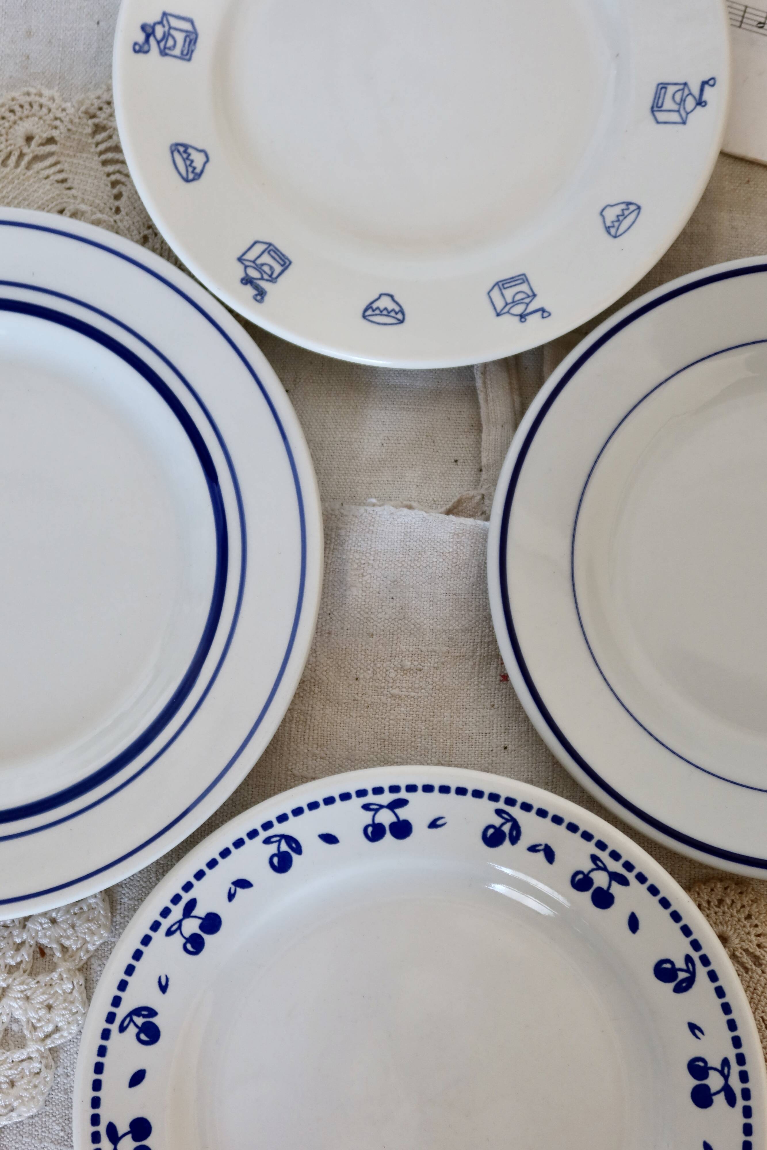 4 vintage porcelain and earthenware dessert plates, mismatched, blue and white, Isabella set