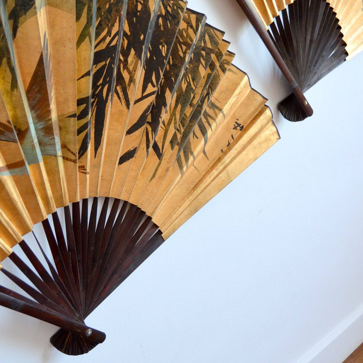 Paire d’éventails chinois dorés, 1960