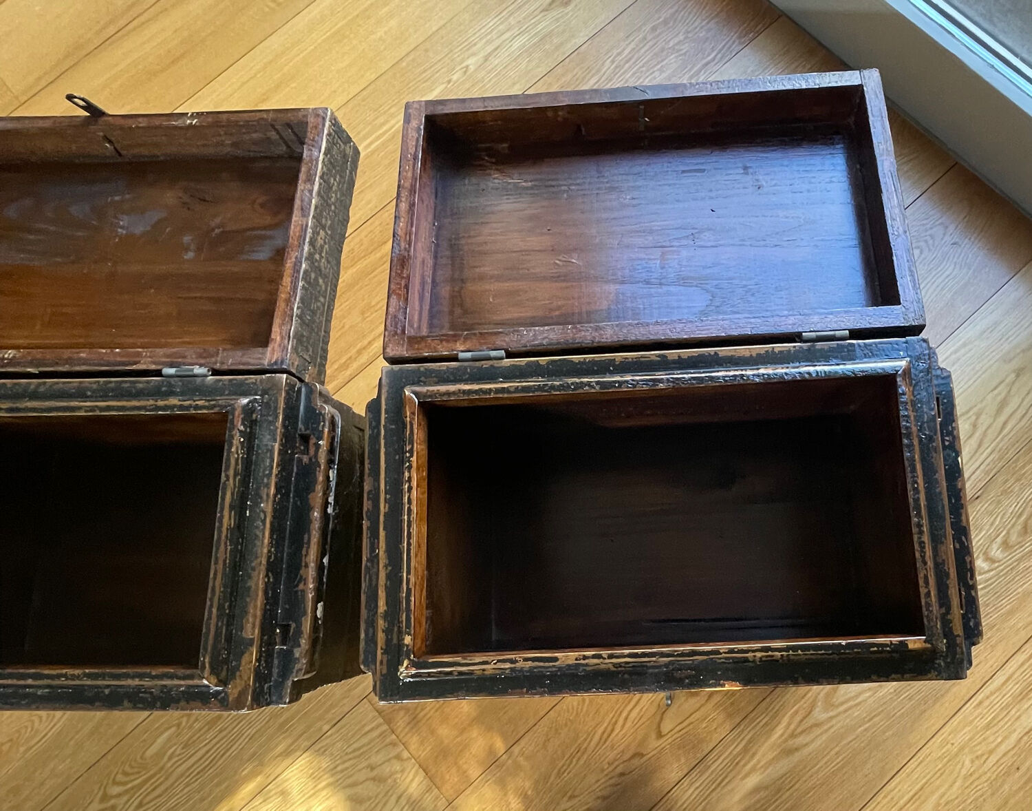 2 Chinese cabinets (a set of 2)