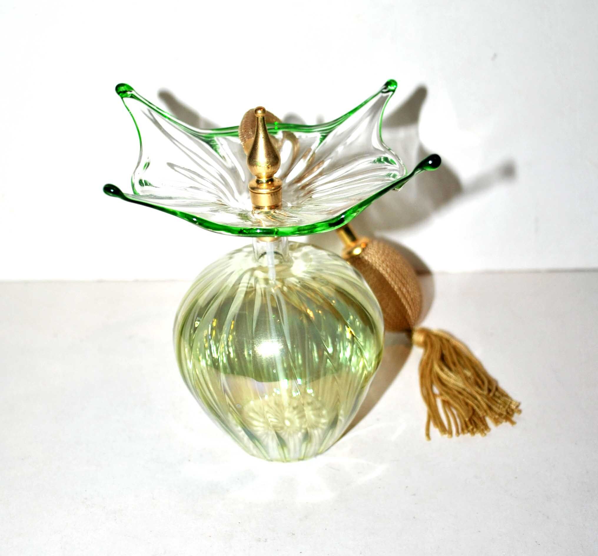Flacon Vaporisateur à poire en verre soufflé vert irisé vintage PARFUM Collection