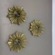 Ensemble de trois appliques murales en bronze sunburst brutalistes, Italie années 1950.
