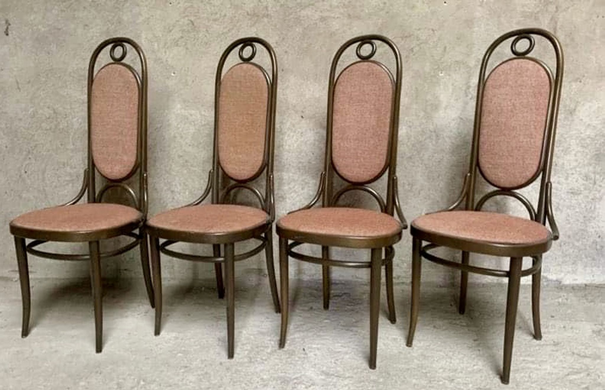 Série de 4 anciennes chaises bistrot Thonet en bois courbé