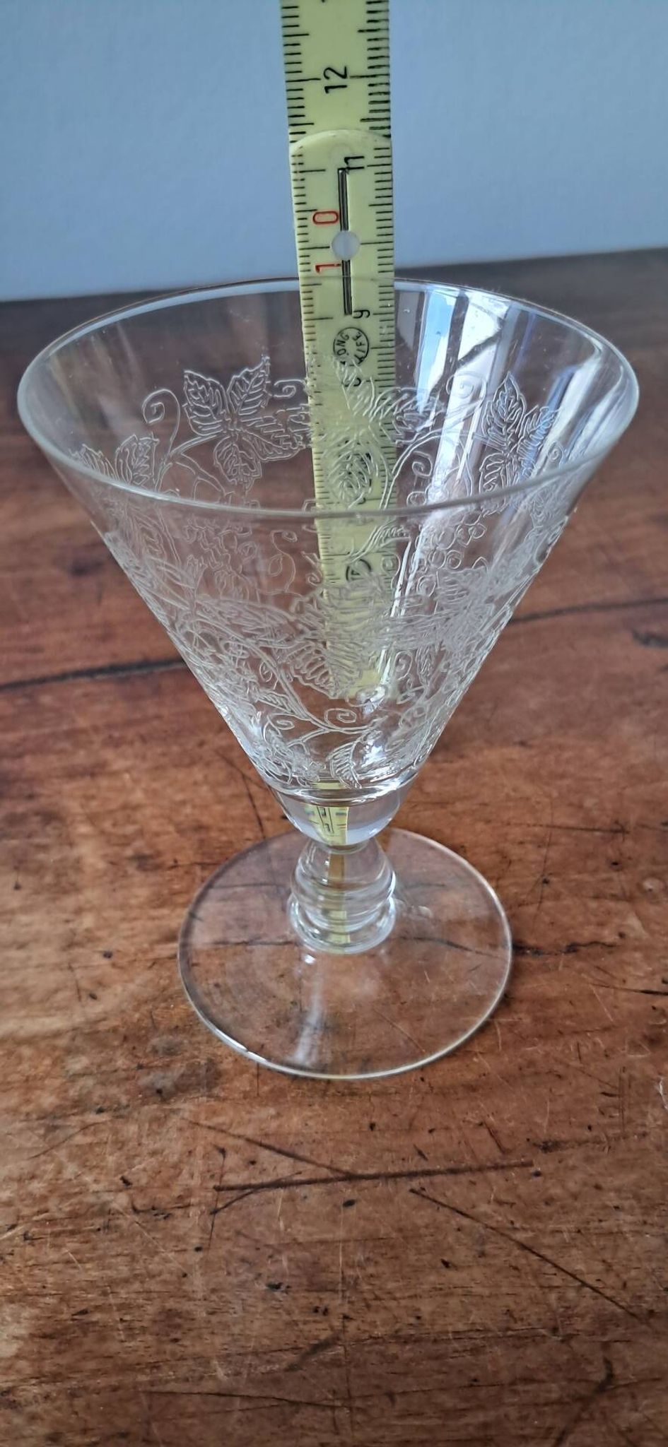 6 small stemmed glasses in the shape of a chalice, engraved decoration. Art Deco period.