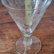 6 small stemmed glasses in the shape of a chalice, engraved decoration. Art Deco period.