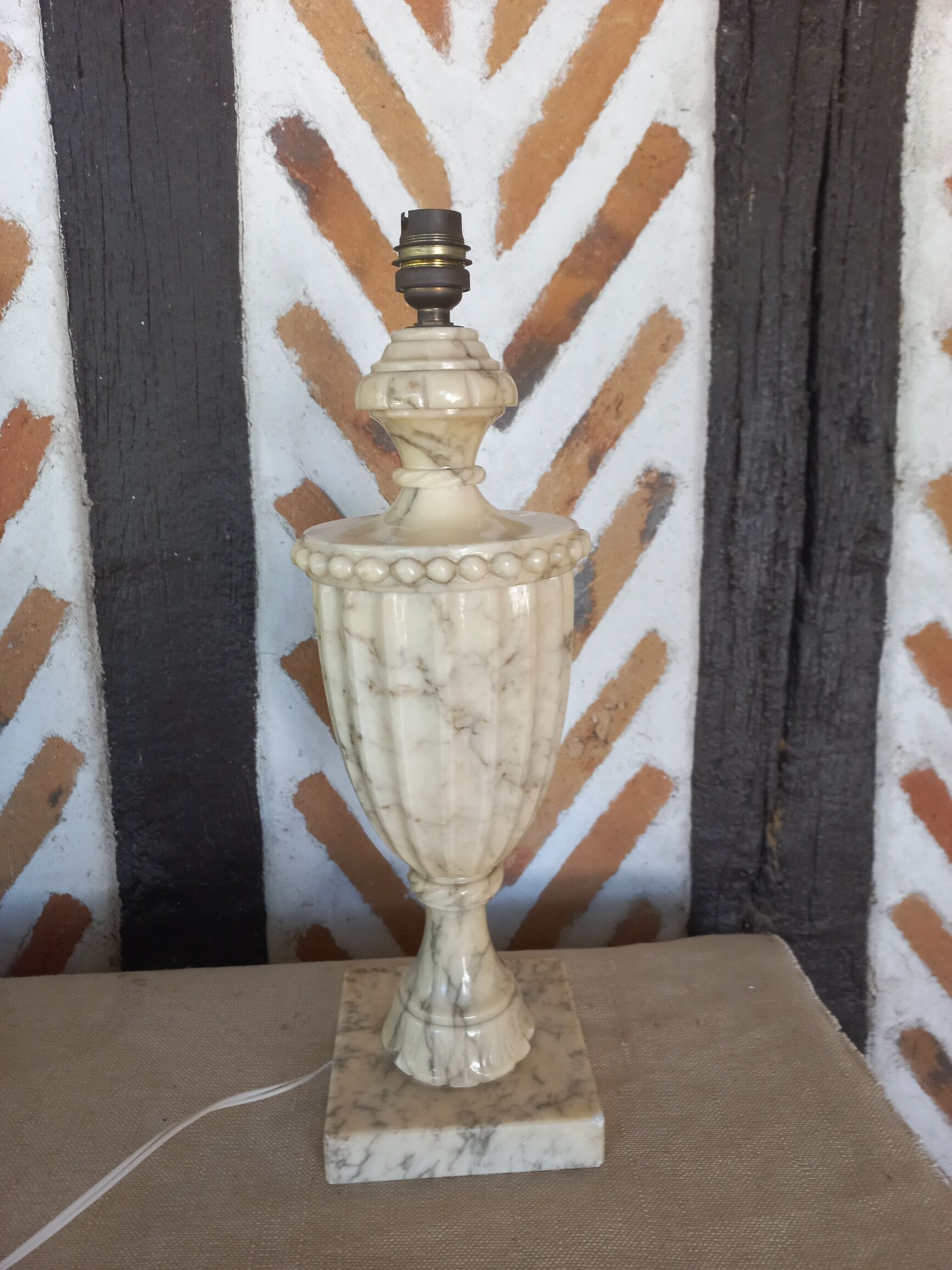 Alabaster baluster lamp foot