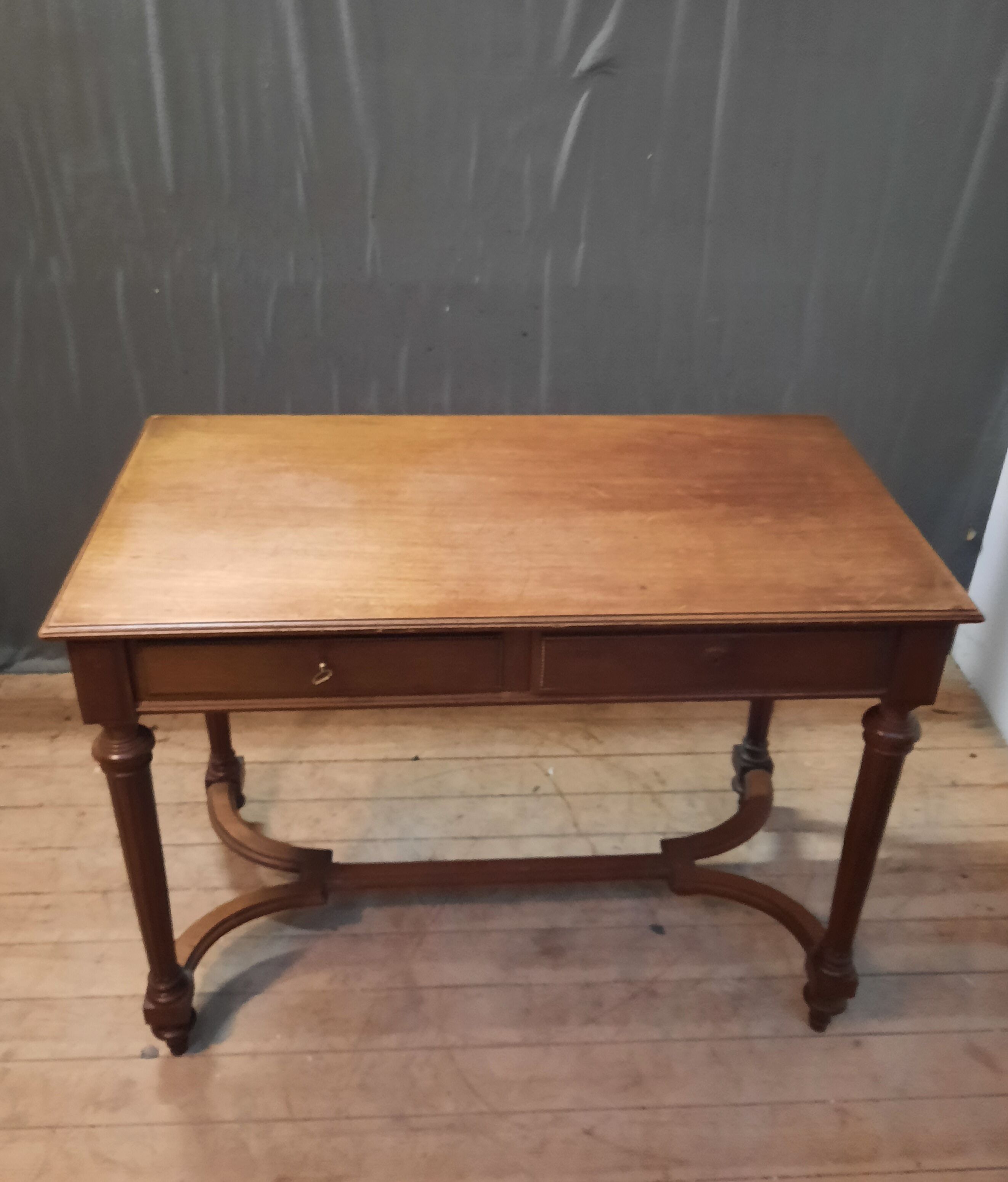 Flat walnut burreau louis XVI style