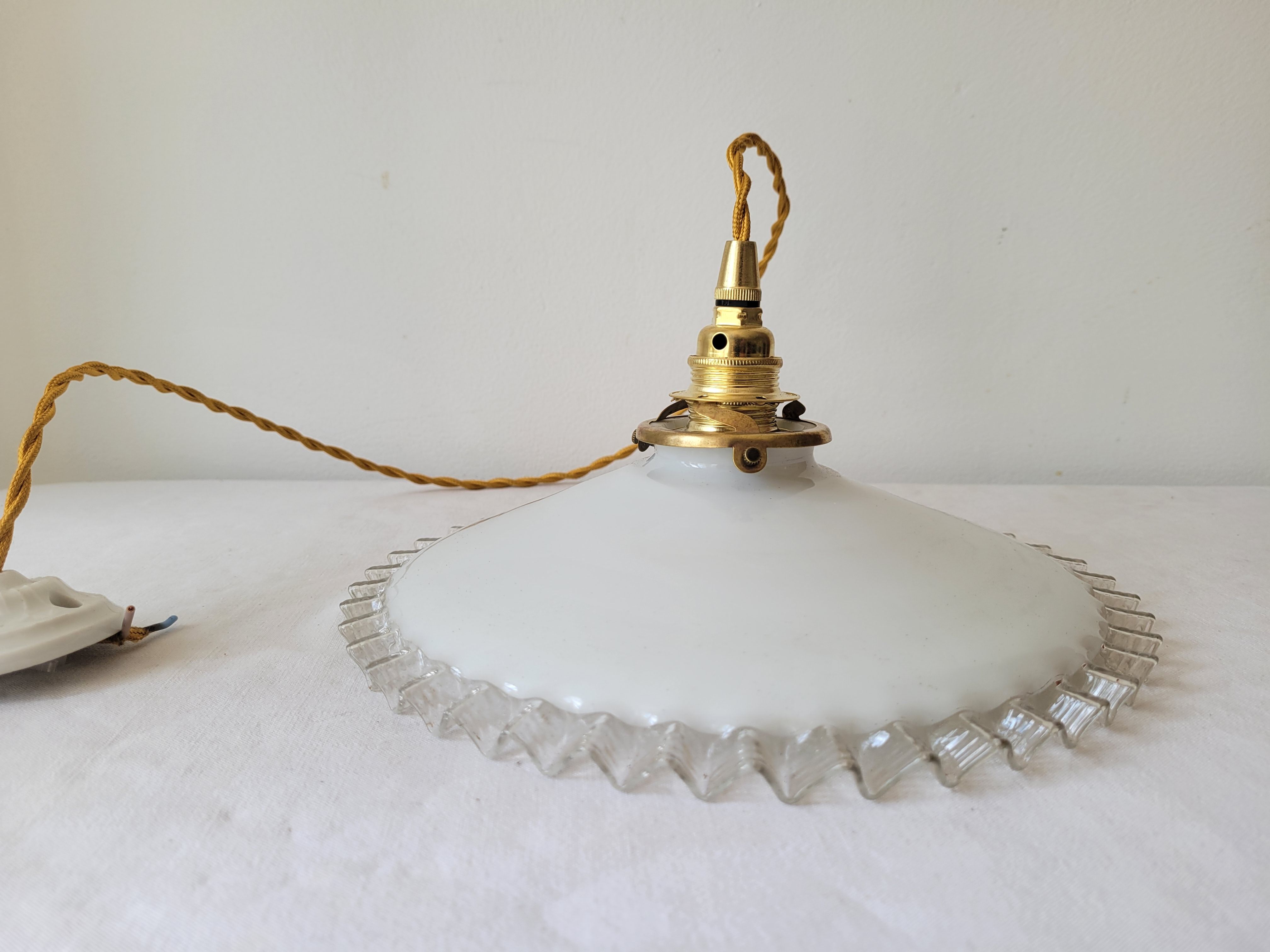Suspension en opaline dentelée