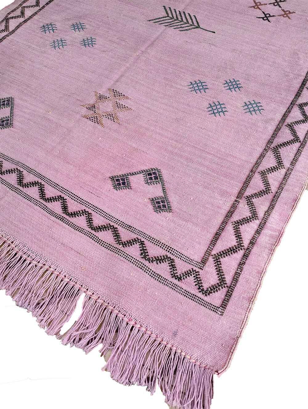 Moroccan pink sabra rug 100x150 cm – handwoven cactus silk wall hanging