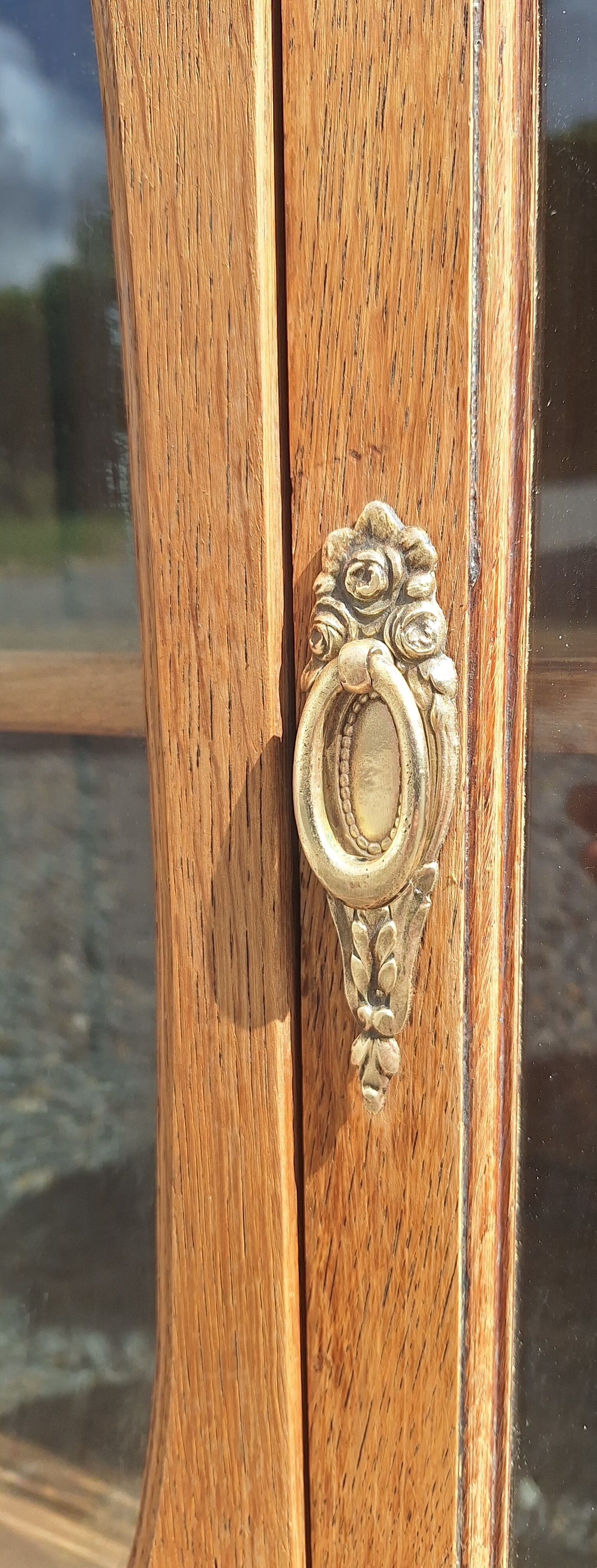Low display cabinet