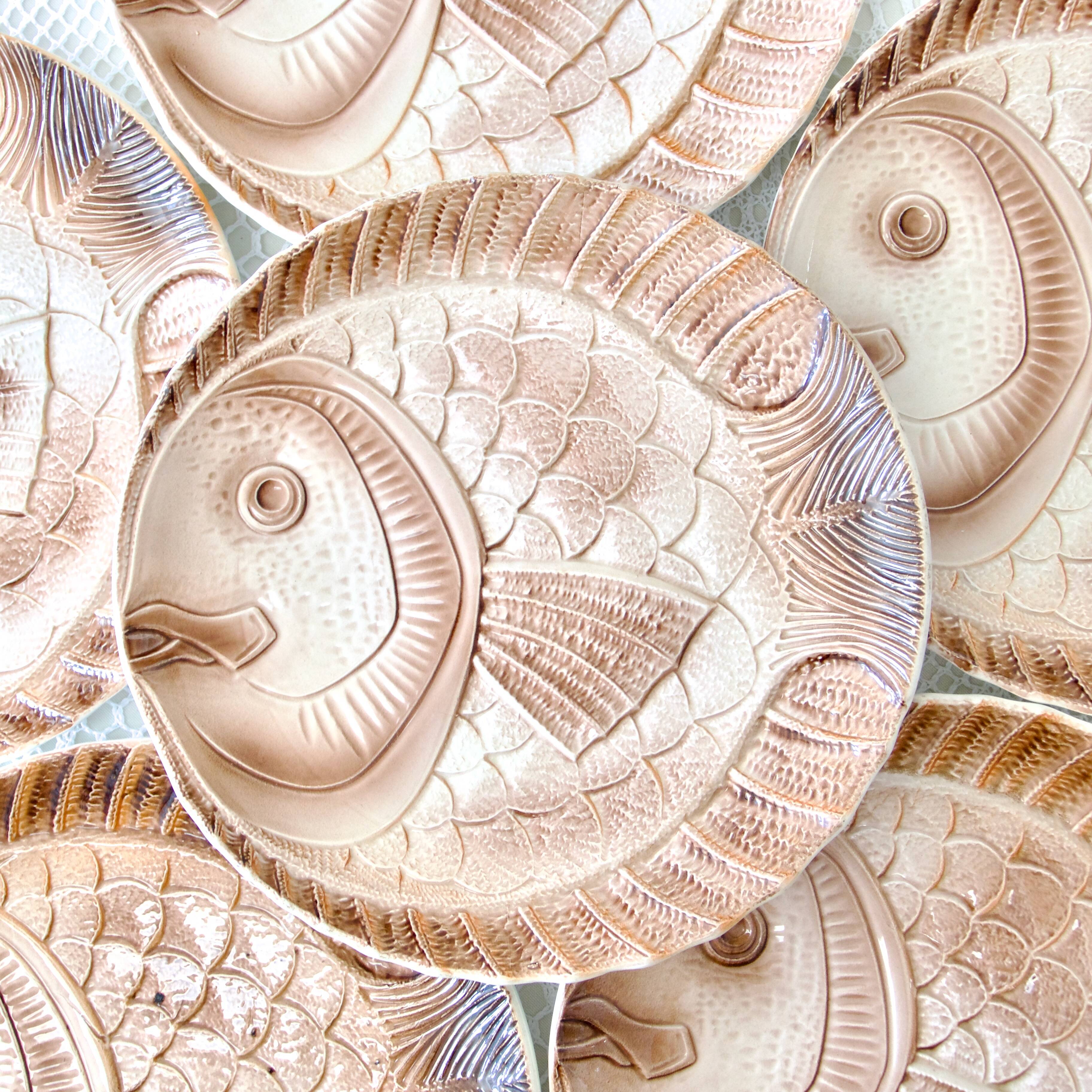 6 grandes assiettes plates Sarreguemines en barbotine poisson