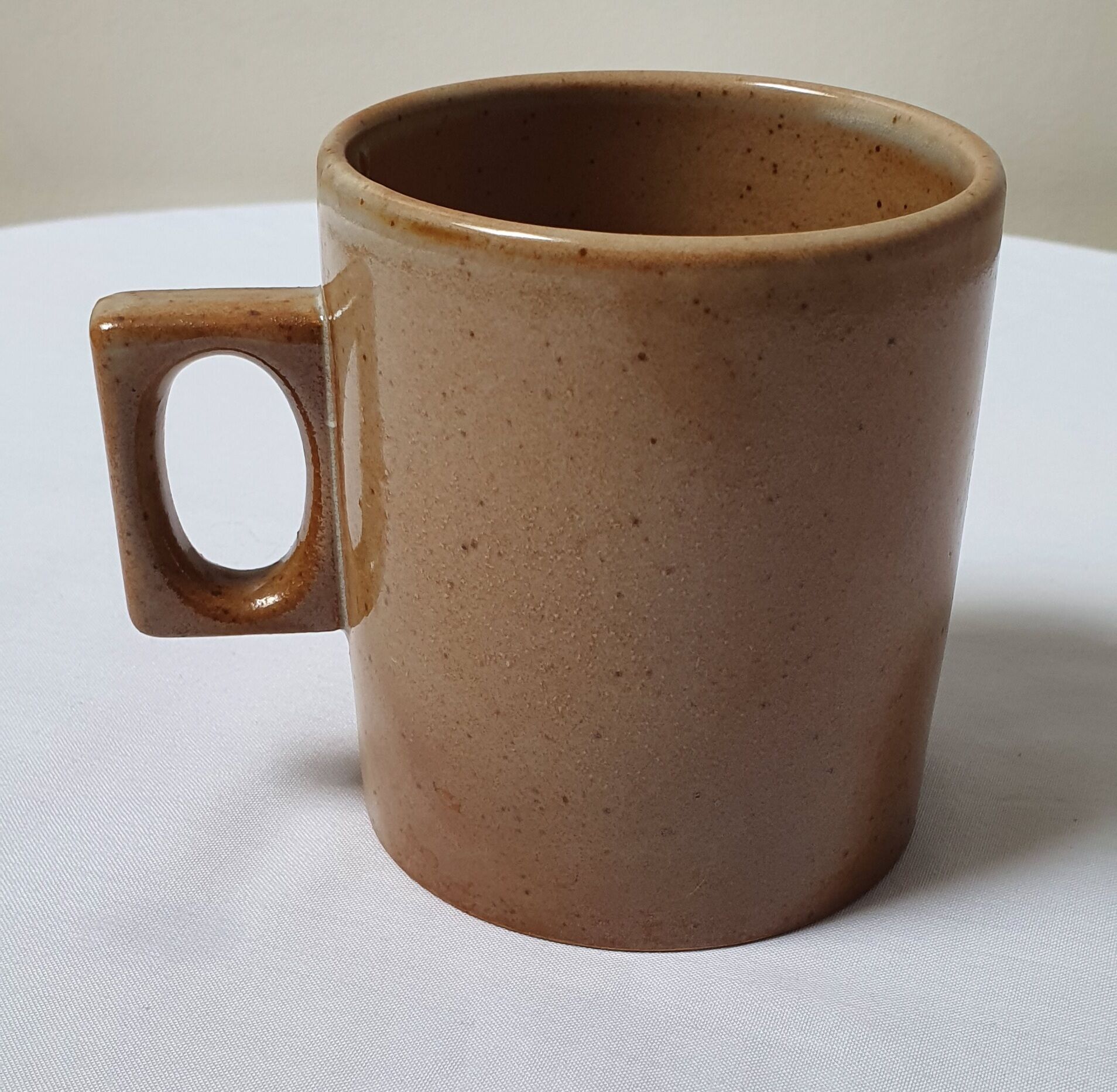 Mugs en grès et un pichet