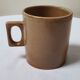 Mugs en grès et un pichet