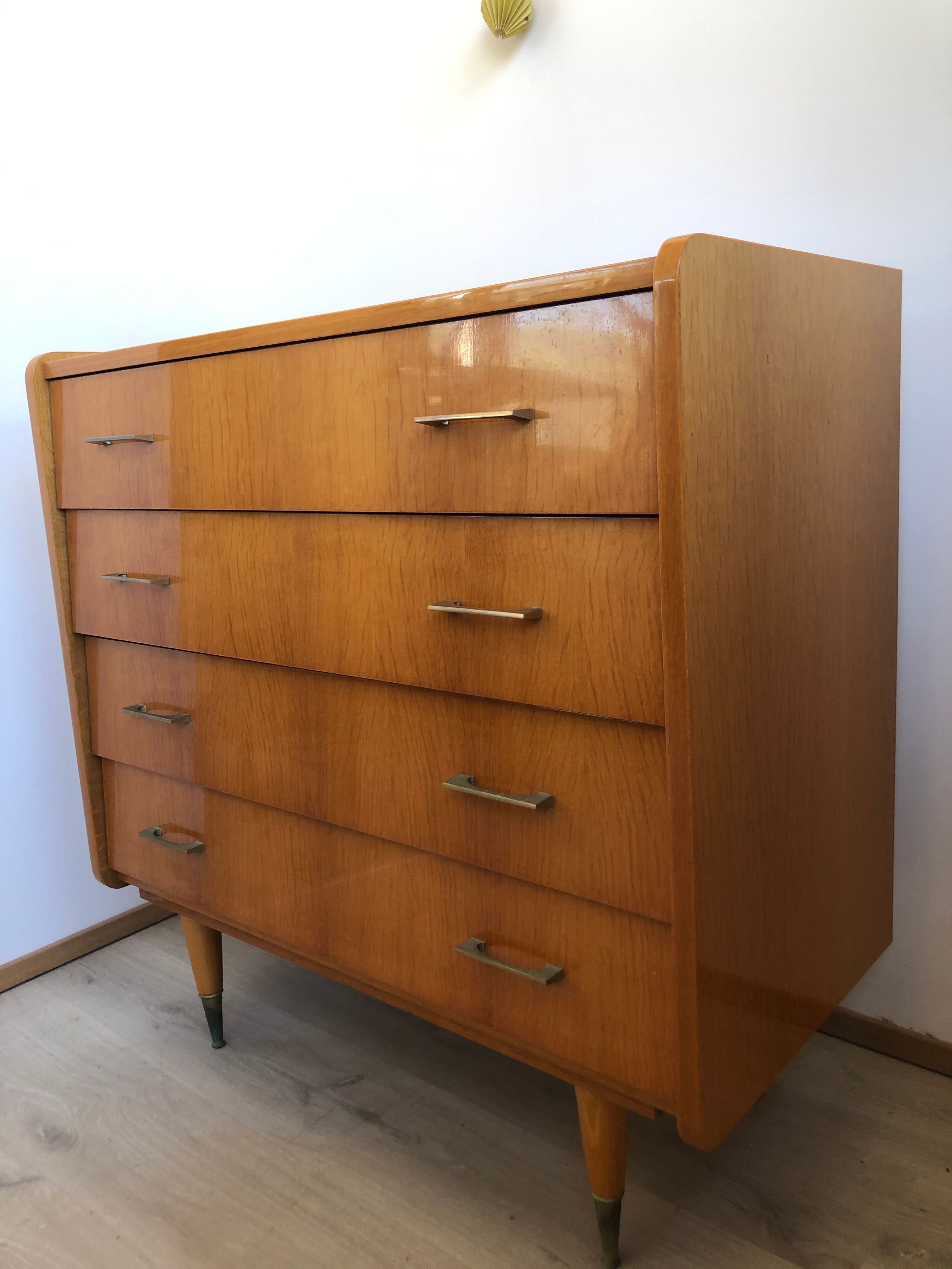 Beautiful 60s honey chest of drawers in a beautiful state