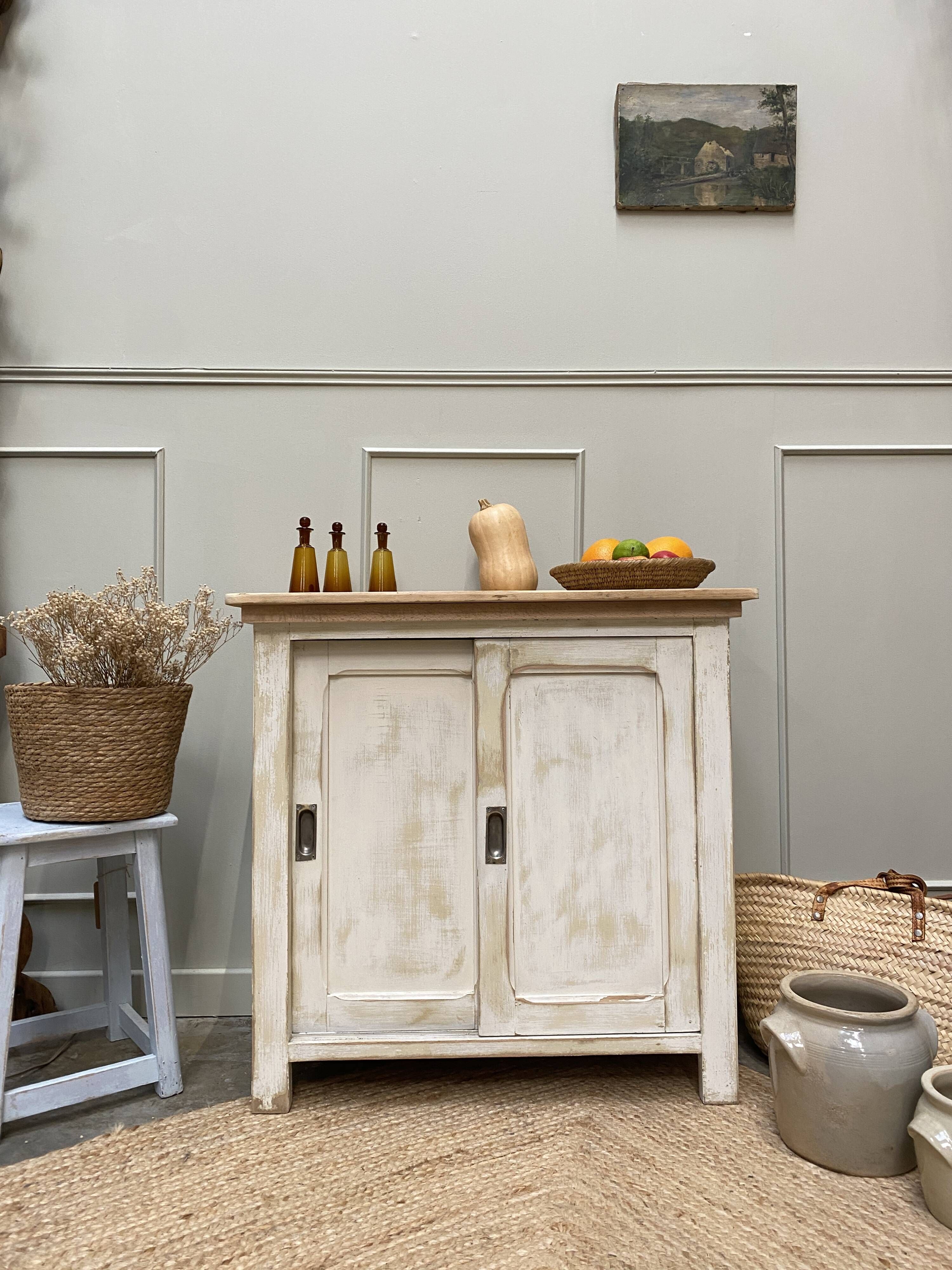 Petit buffet bas, portes coulissantes