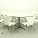 Set of 6 Arne Jacobsen 3207 Armchairs and Dining Table A826 by  Arne Jacobsen for Fritz Hansen