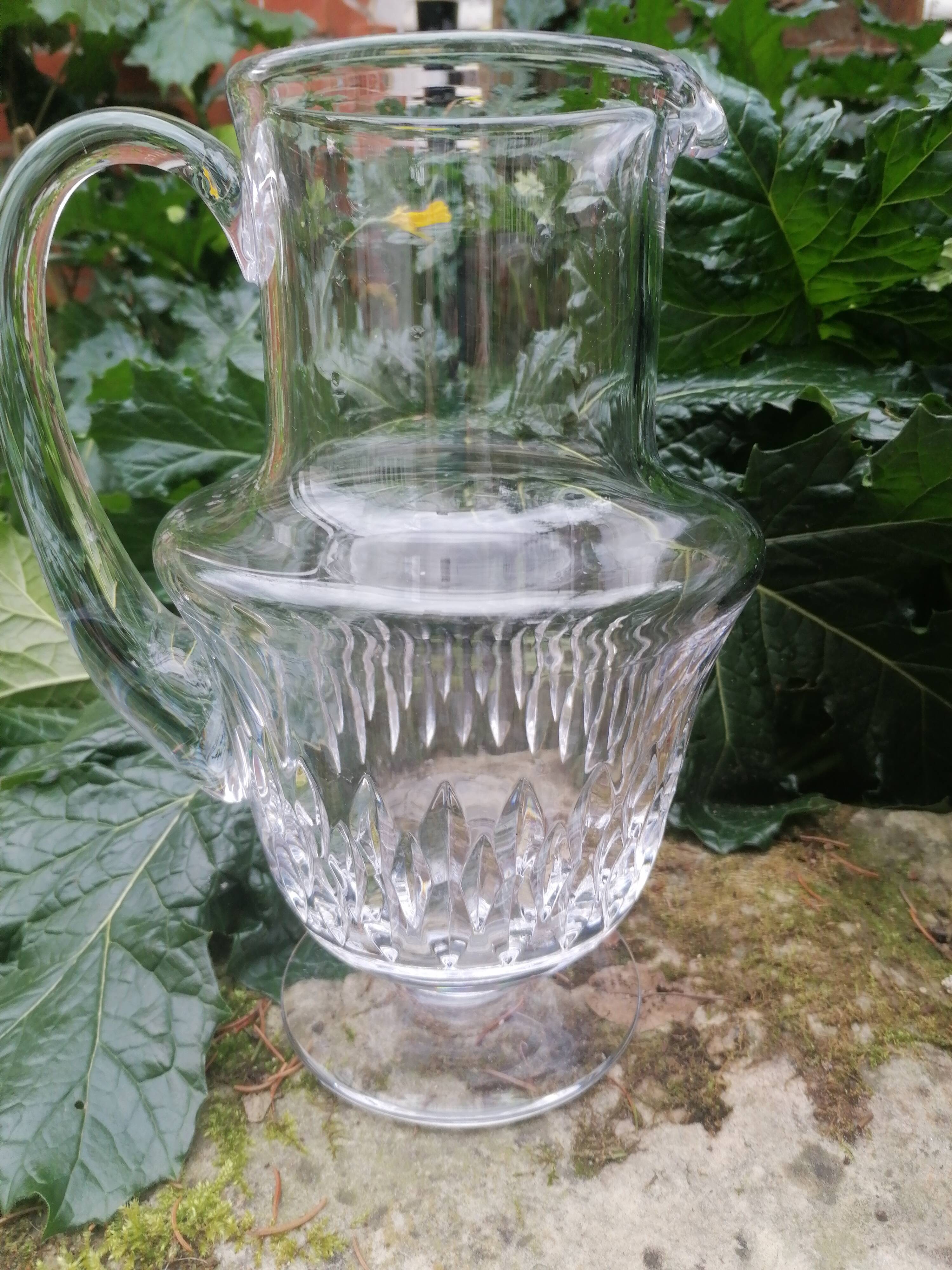 broc en verre taillé