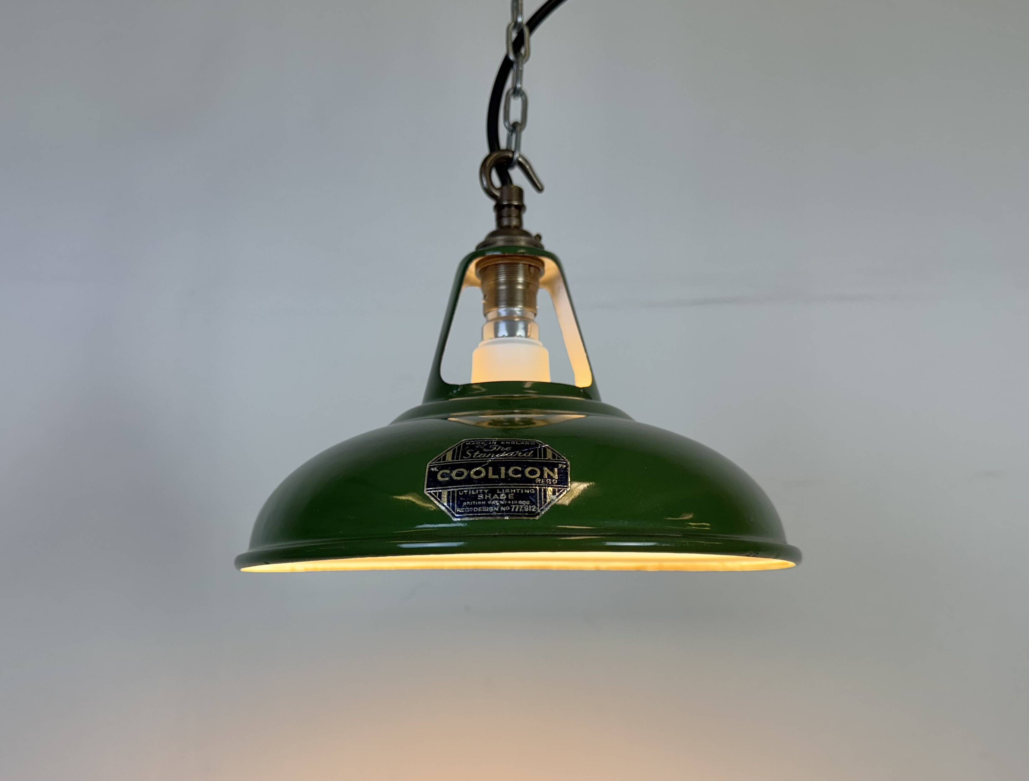 Suspension industrielle en émail vert de Coolicon, années 1950