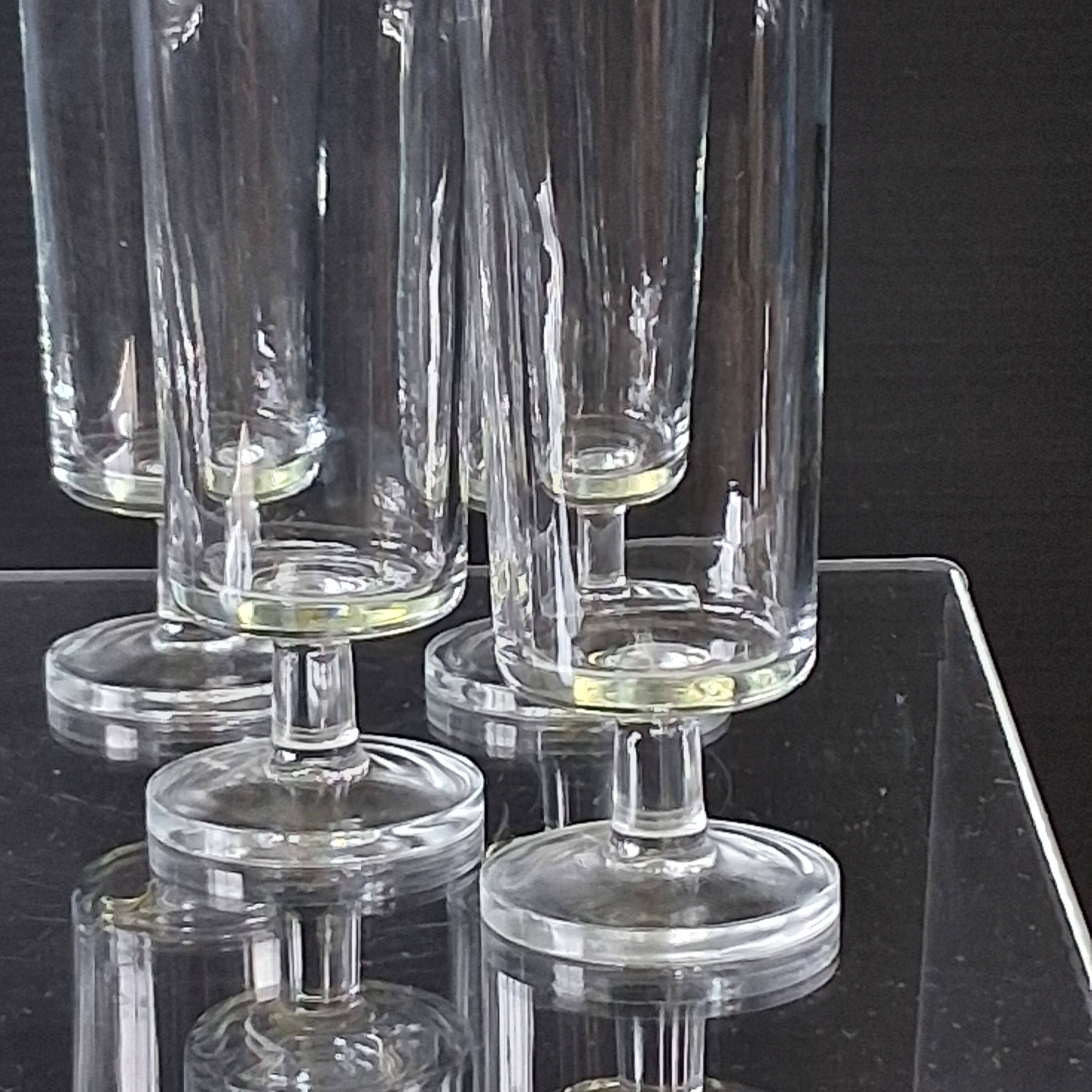Set of 6 transparent glass flutes/coupes in very good condition.