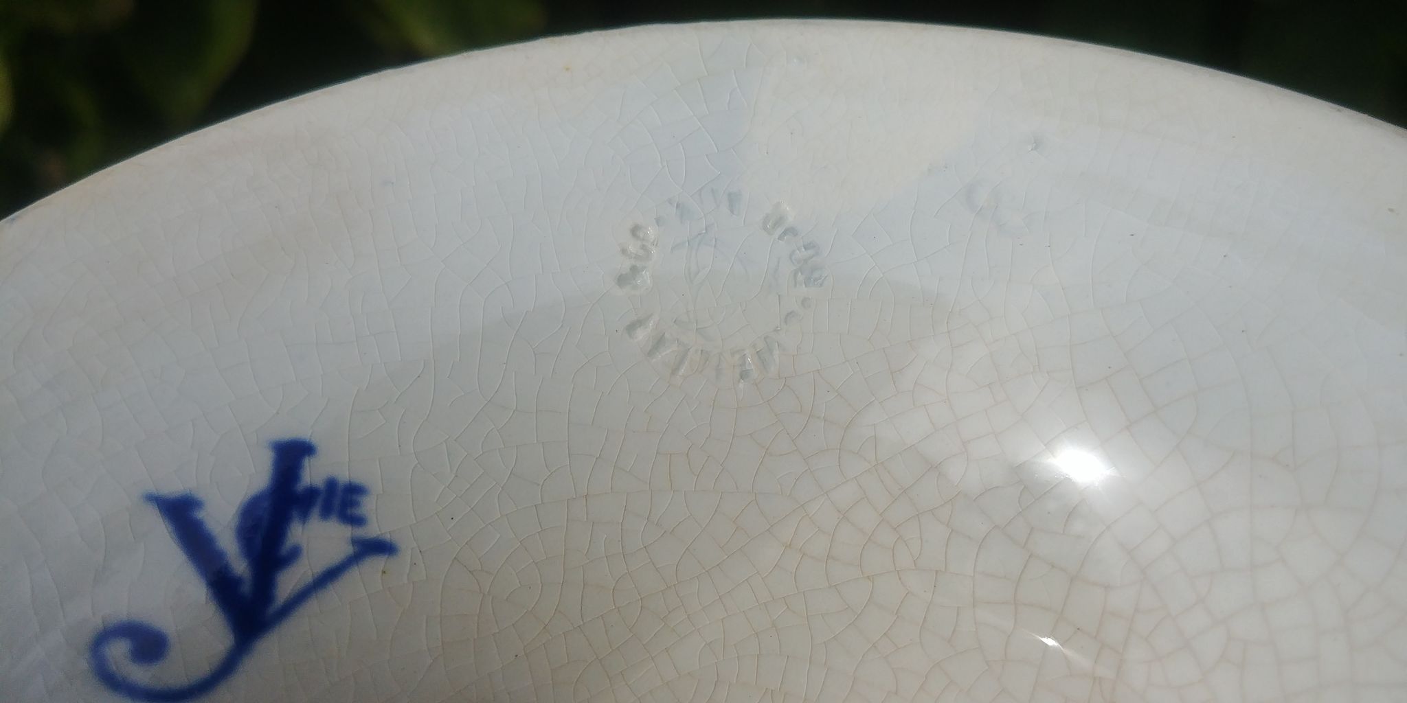Fruit bowl from the Moustiers de Bordeaux earthenware factory by Jules Vieillard & Cie 1890.95
