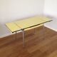Table en formica jaune