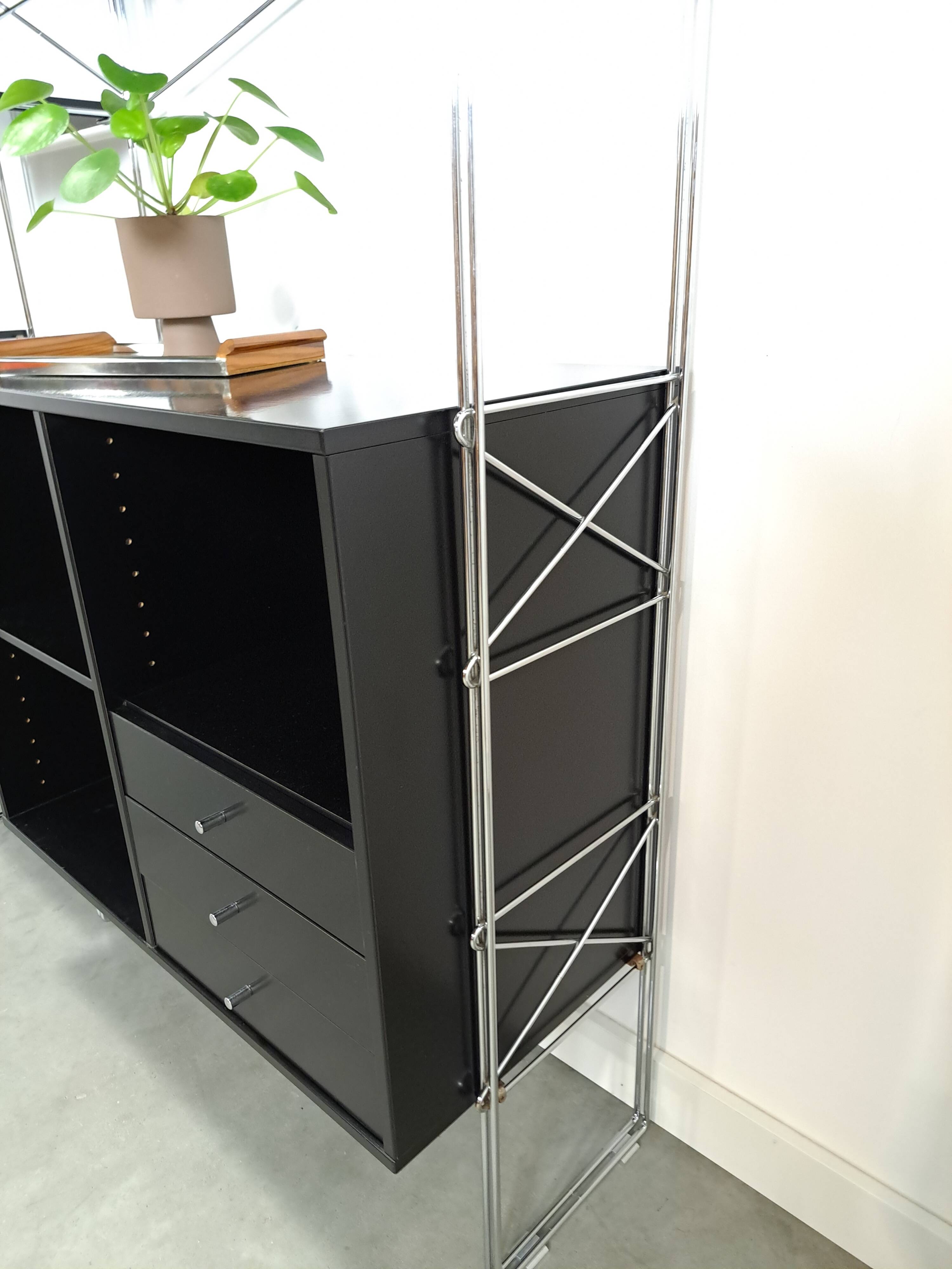 Deens design Denka modulaire kast met chromen houders en planken