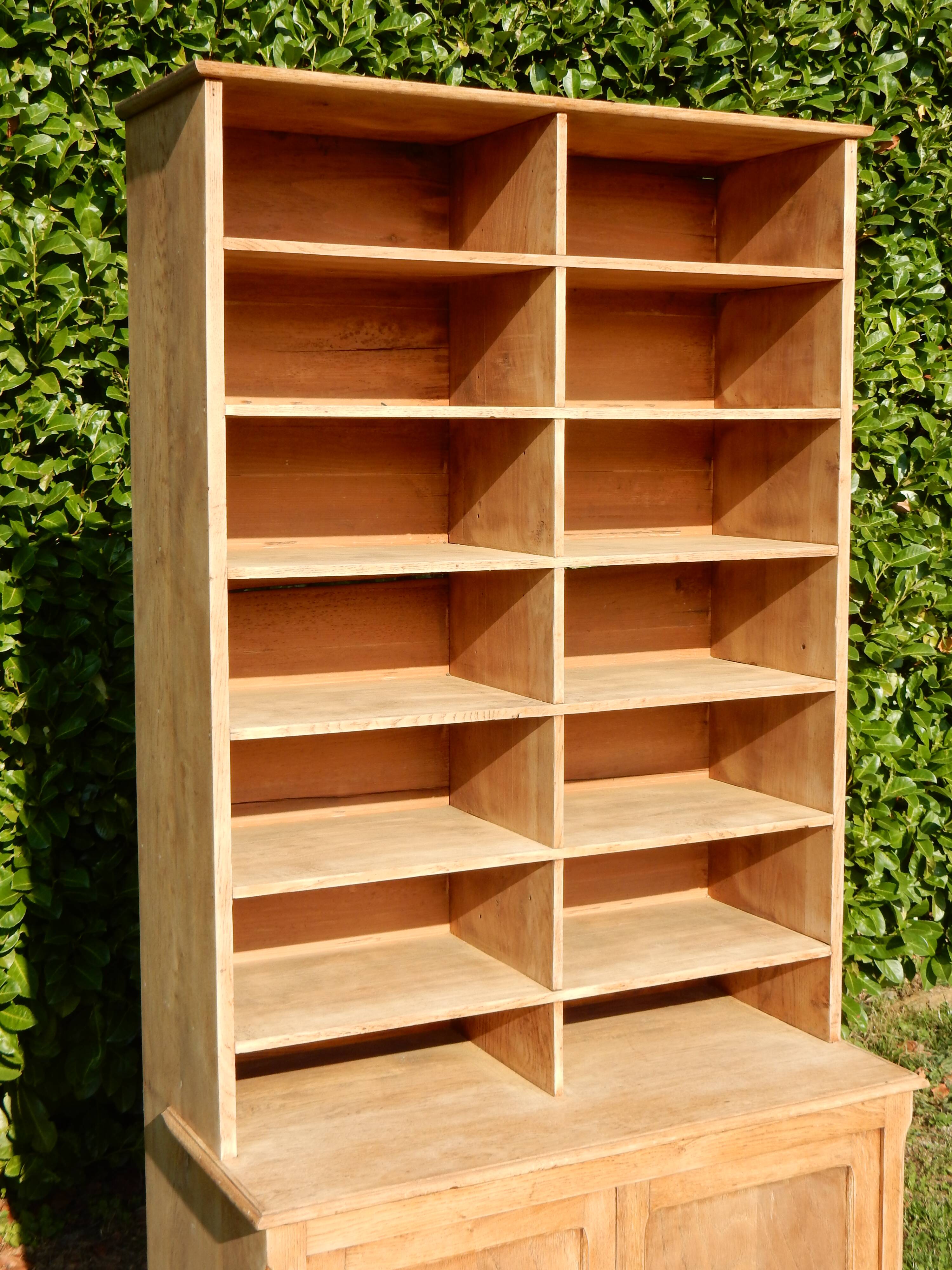 Superbe ancien meuble de métier à casiers et placard en chêne massif