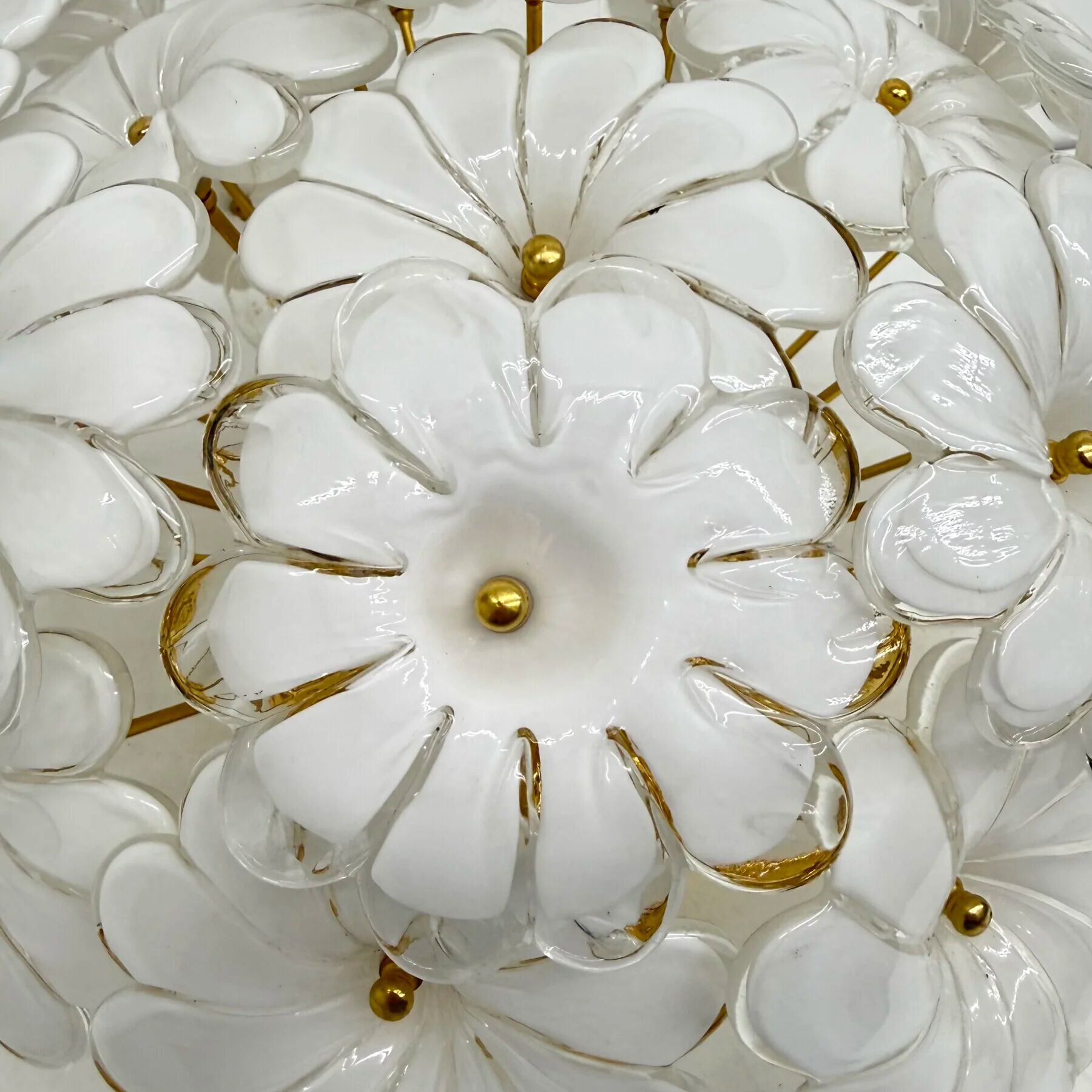 Plafonnier floral en verre blanc de Murano, italien, des années 1970.