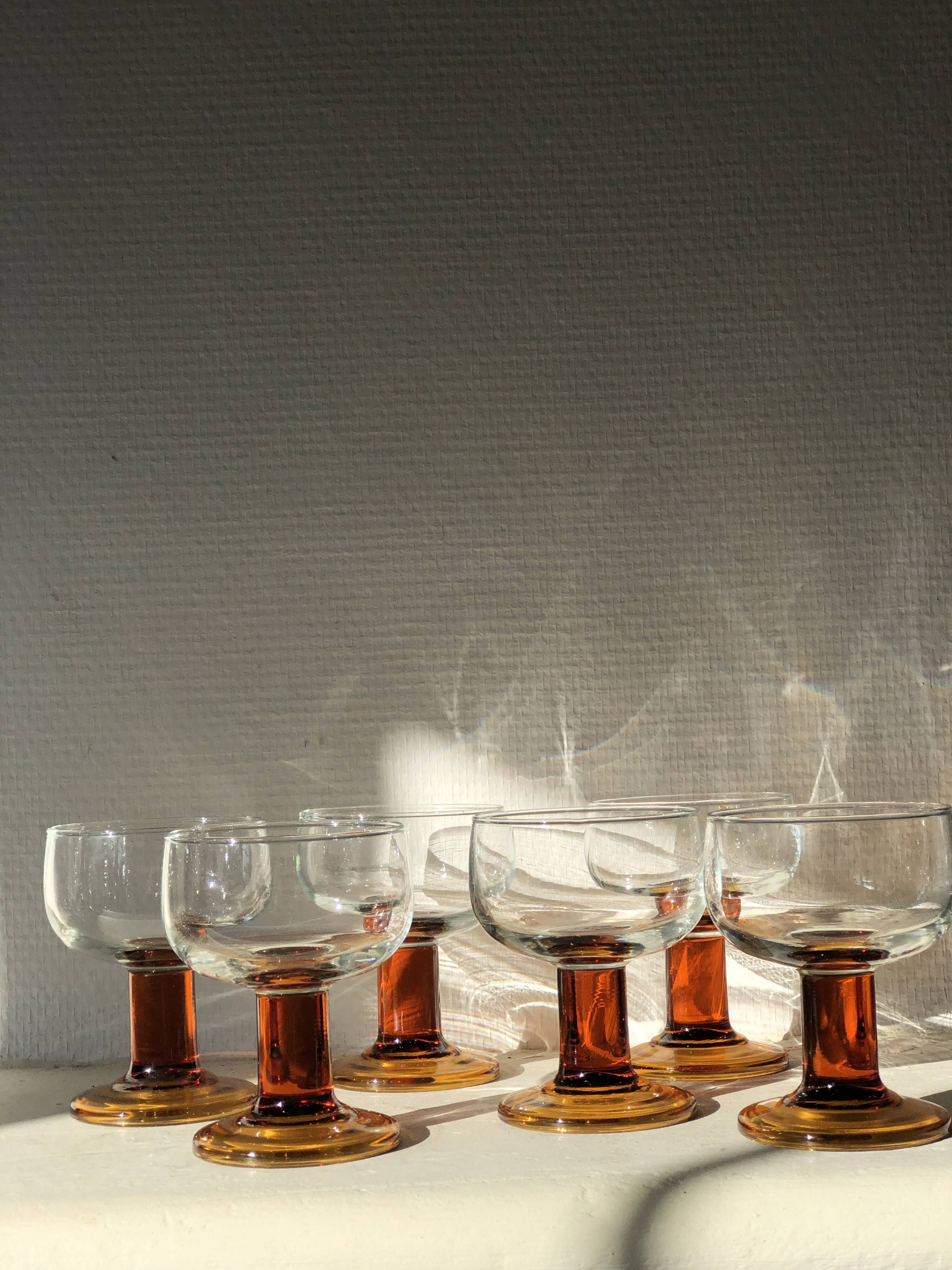 Lot of 9 glasses/cups from the 70s with amber feet