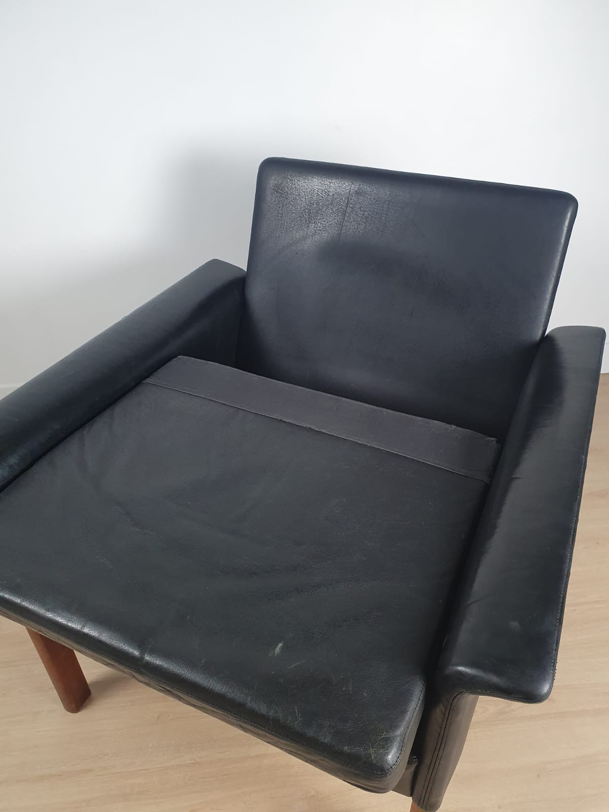 D500 armchair in black leather by Hans Olsen 1960